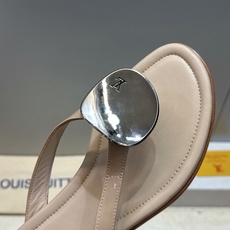 顶级版 Louis Vuitton 2026春夏新款果冻色沙滩女鞋 LV 字母logo五金扣平底圆头夹趾人字拖鞋 材质: 顶级版 Louis Vuitton 2026春夏新款果冻色沙滩女鞋 LV 字母logo五金扣平底圆头夹趾人字拖鞋 材质: