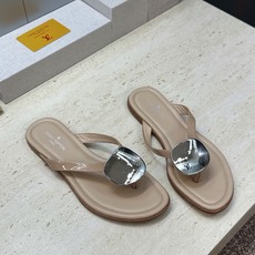 顶级版 Louis Vuitton 2026春夏新款果冻色沙滩女鞋 LV 字母logo五金扣平底圆头夹趾人字拖鞋 材质: 顶级版 Louis Vuitton 2026春夏新款果冻色沙滩女鞋 LV 字母logo五金扣平底圆头夹趾人字拖鞋 材质: