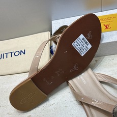 顶级版 Louis Vuitton 2026春夏新款果冻色沙滩女鞋 LV 字母logo五金扣平底圆头夹趾人字拖鞋 材质: 顶级版 Louis Vuitton 2026春夏新款果冻色沙滩女鞋 LV 字母logo五金扣平底圆头夹趾人字拖鞋 材质:
