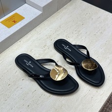顶级版 Louis Vuitton 2026春夏新款果冻色沙滩女鞋 LV 字母logo五金扣平底圆头夹趾人字拖鞋 材质: 顶级版 Louis Vuitton 2026春夏新款果冻色沙滩女鞋 LV 字母logo五金扣平底圆头夹趾人字拖鞋 材质: