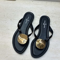 顶级版 Louis Vuitton 2026春夏新款果冻色沙滩女鞋 LV 字母logo五金扣平底圆头夹趾人字拖鞋 材质: 顶级版 Louis Vuitton 2026春夏新款果冻色沙滩女鞋 LV 字母logo五金扣平底圆头夹趾人字拖鞋 材质: