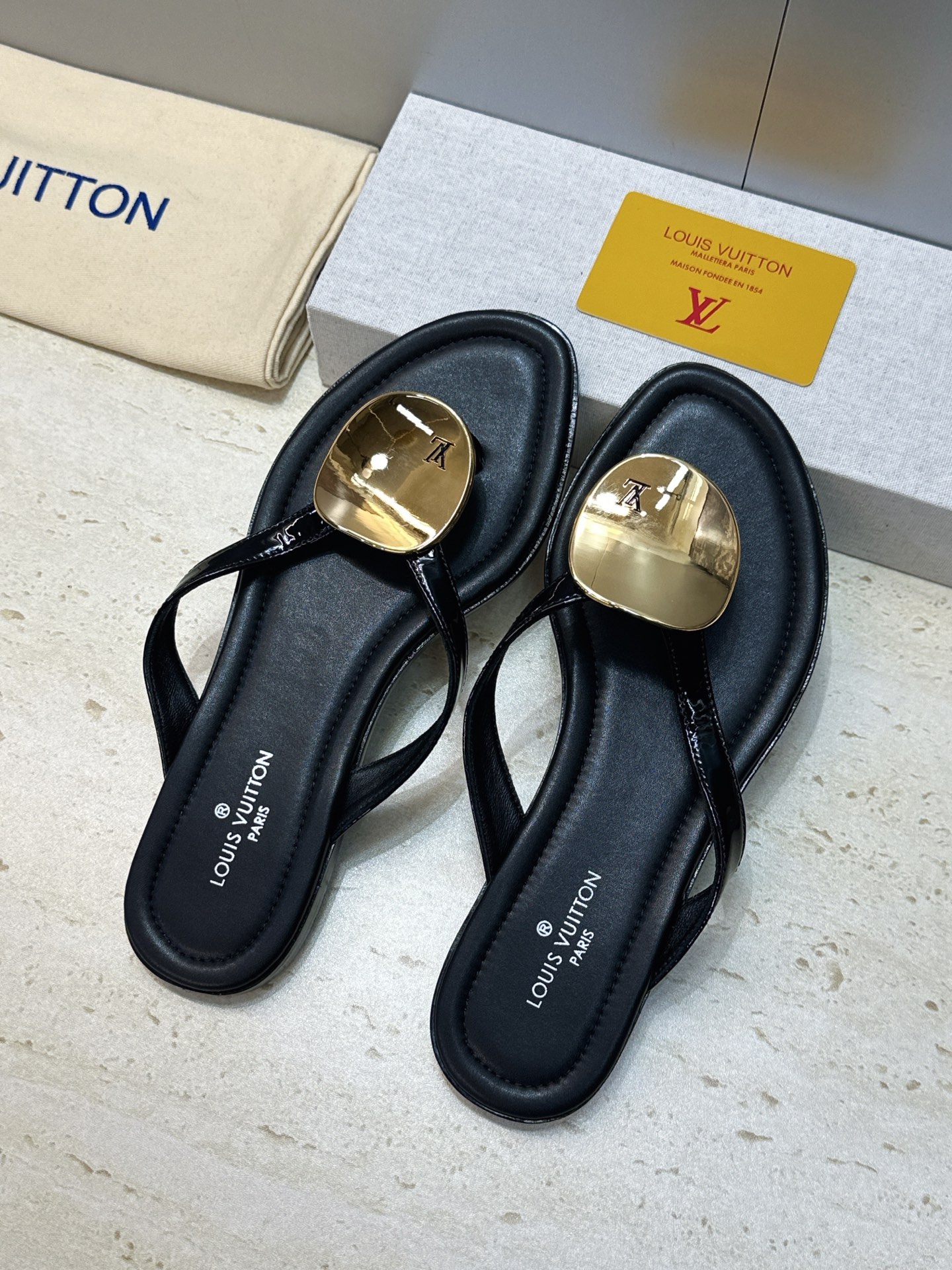 顶级版 Louis Vuitton 2026春夏新款果冻色沙滩女鞋 LV 字母logo五金扣平底圆头夹趾人字拖鞋 材质: 顶级版 Louis Vuitton 2026春夏新款果冻色沙滩女鞋 LV 字母logo五金扣平底圆头夹趾人字拖鞋 材质: