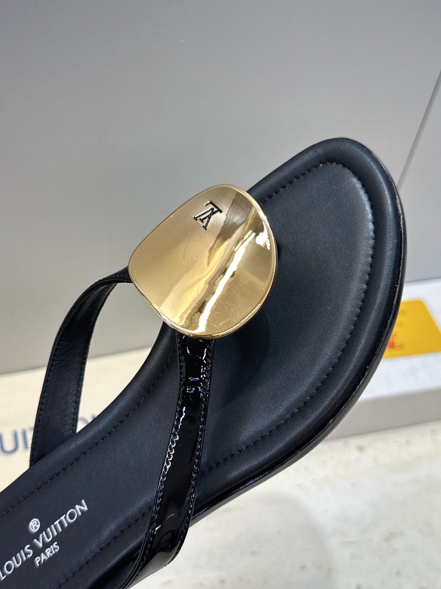 顶级版 Louis Vuitton 2026春夏新款果冻色沙滩女鞋 LV 字母logo五金扣平底圆头夹趾人字拖鞋 材质: 顶级版 Louis Vuitton 2026春夏新款果冻色沙滩女鞋 LV 字母logo五金扣平底圆头夹趾人字拖鞋 材质: