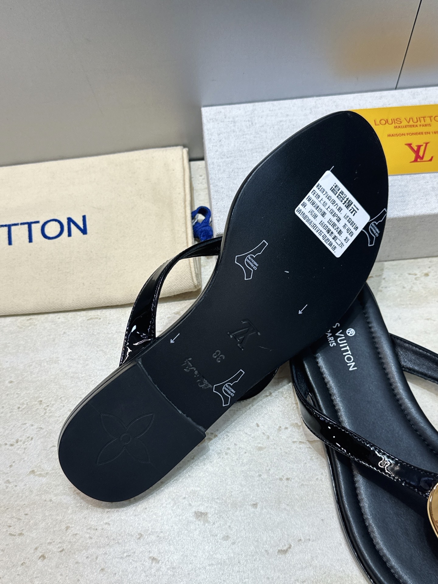 顶级版 Louis Vuitton 2026春夏新款果冻色沙滩女鞋 LV 字母logo五金扣平底圆头夹趾人字拖鞋 材质: 顶级版 Louis Vuitton 2026春夏新款果冻色沙滩女鞋 LV 字母logo五金扣平底圆头夹趾人字拖鞋 材质: