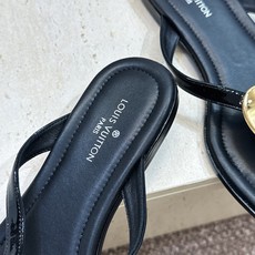 顶级版 Louis Vuitton 2026春夏新款果冻色沙滩女鞋 LV 字母logo五金扣平底圆头夹趾人字拖鞋 材质: 顶级版 Louis Vuitton 2026春夏新款果冻色沙滩女鞋 LV 字母logo五金扣平底圆头夹趾人字拖鞋 材质:
