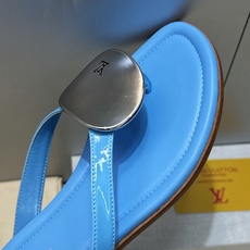 顶级版 Louis Vuitton 2026春夏新款果冻色沙滩女鞋 LV 字母logo五金扣平底圆头夹趾人字拖鞋 材质: 顶级版 Louis Vuitton 2026春夏新款果冻色沙滩女鞋 LV 字母logo五金扣平底圆头夹趾人字拖鞋 材质: