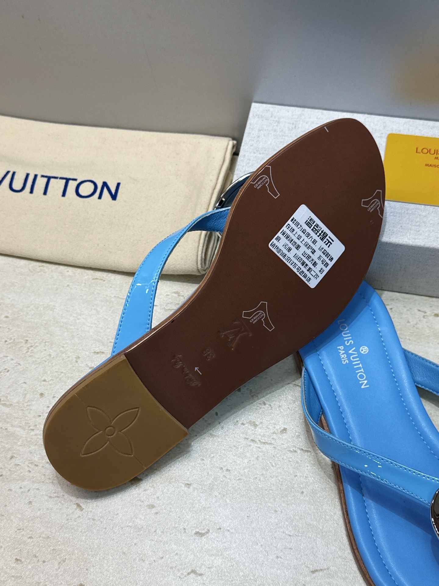 顶级版 Louis Vuitton 2026春夏新款果冻色沙滩女鞋 LV 字母logo五金扣平底圆头夹趾人字拖鞋 材质: 顶级版 Louis Vuitton 2026春夏新款果冻色沙滩女鞋 LV 字母logo五金扣平底圆头夹趾人字拖鞋 材质: