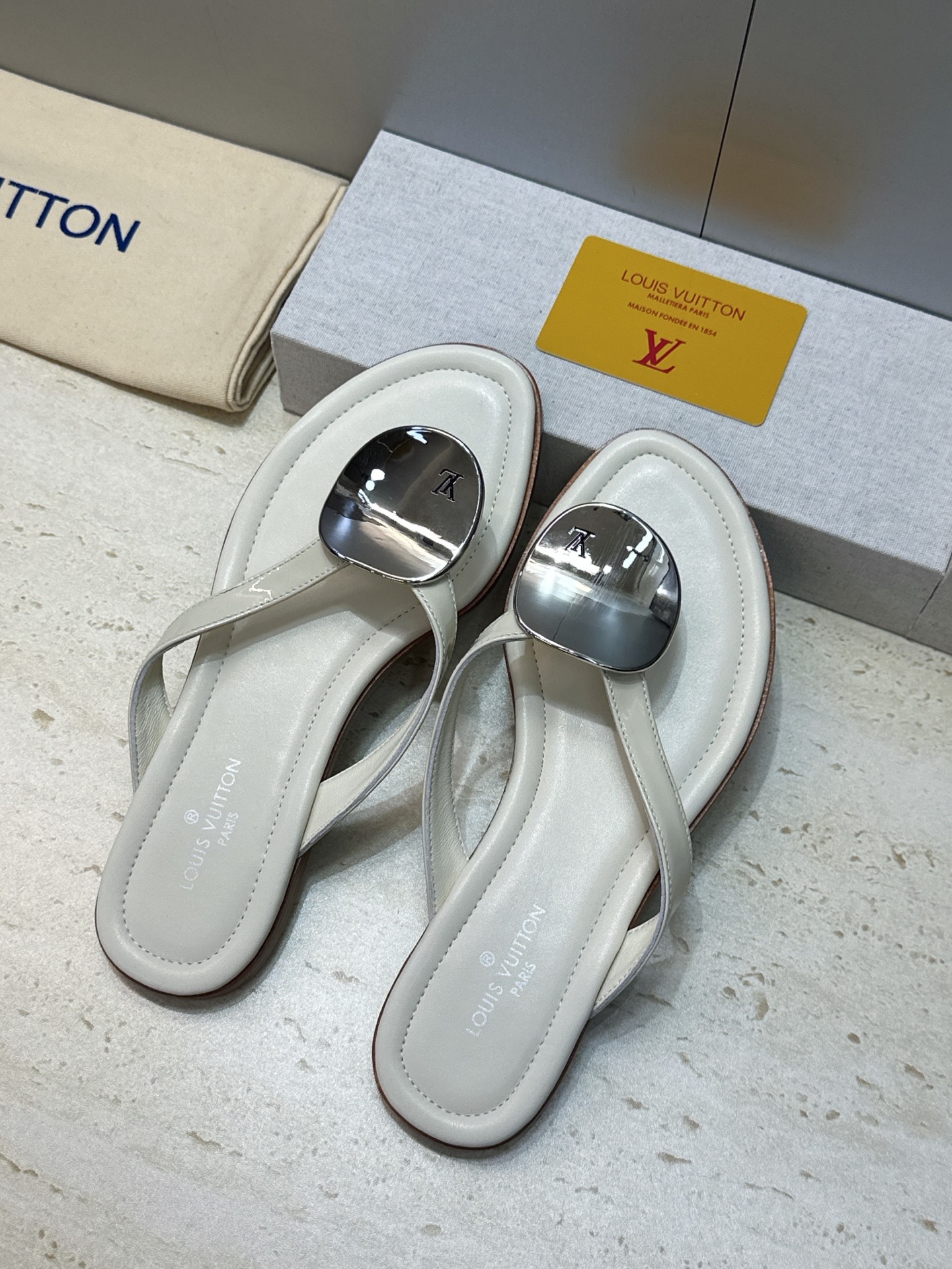 顶级版 Louis Vuitton 2026春夏新款果冻色沙滩女鞋 LV 字母logo五金扣平底圆头夹趾人字拖鞋 材质: 顶级版 Louis Vuitton 2026春夏新款果冻色沙滩女鞋 LV 字母logo五金扣平底圆头夹趾人字拖鞋 材质: