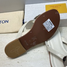 顶级版 Louis Vuitton 2026春夏新款果冻色沙滩女鞋 LV 字母logo五金扣平底圆头夹趾人字拖鞋 材质: 顶级版 Louis Vuitton 2026春夏新款果冻色沙滩女鞋 LV 字母logo五金扣平底圆头夹趾人字拖鞋 材质: