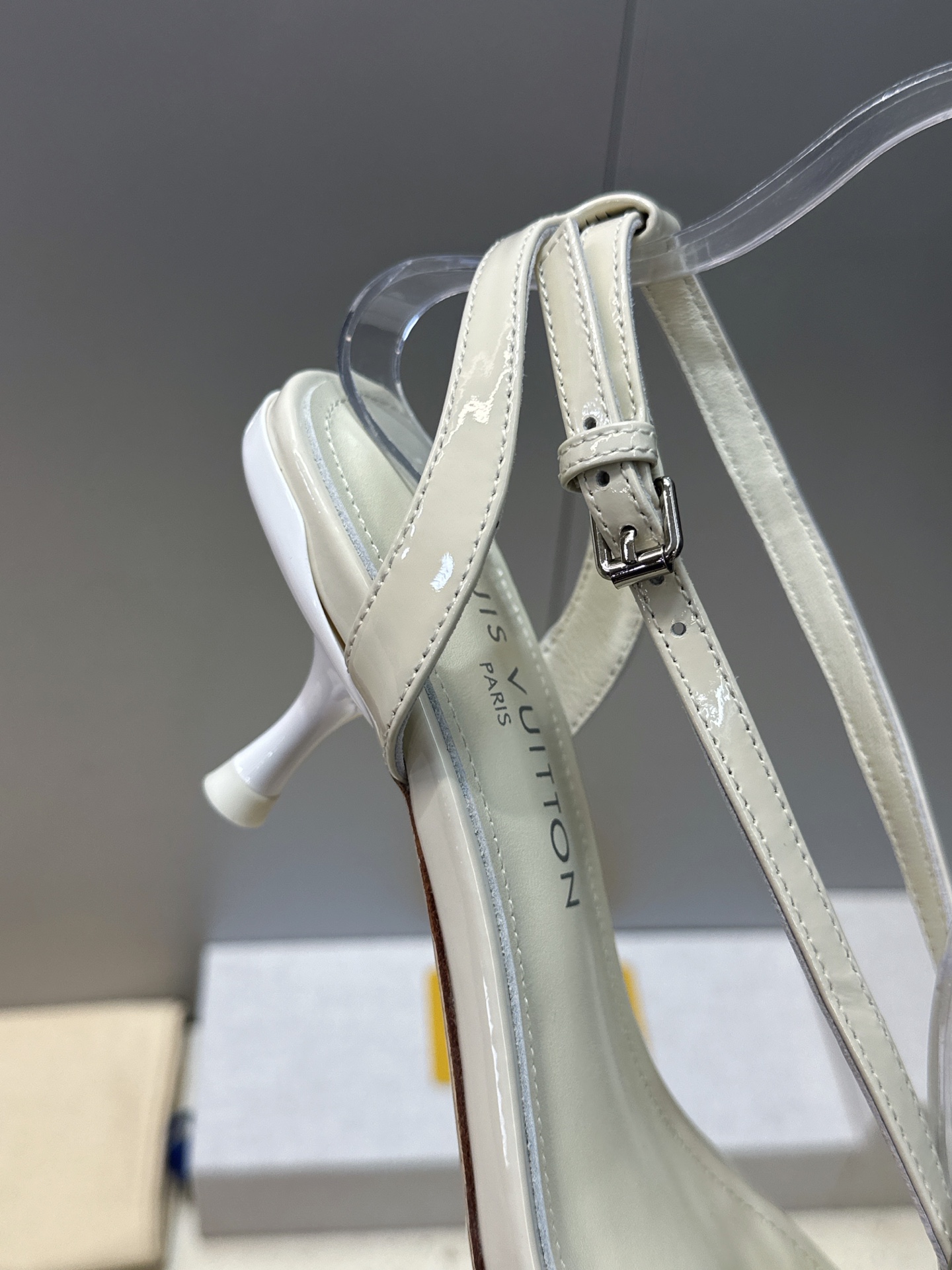 顶级版 Louis Vuitton 2026春夏新款果冻色女鞋 LV 字母logo五金扣中跟方头露趾后空凉鞋 材质:鞋面 顶级版 Louis Vuitton 2026春夏新款果冻色女鞋 LV 字母logo五金扣中跟方头露趾后空凉鞋 材质:鞋面