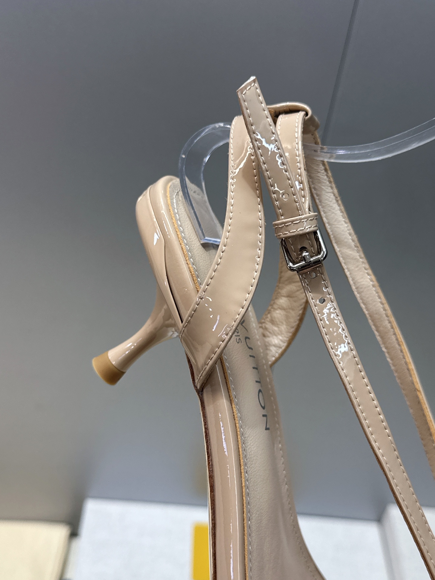 顶级版 Louis Vuitton 2026春夏新款果冻色女鞋 LV 字母logo五金扣中跟方头露趾后空凉鞋 材质：鞋面