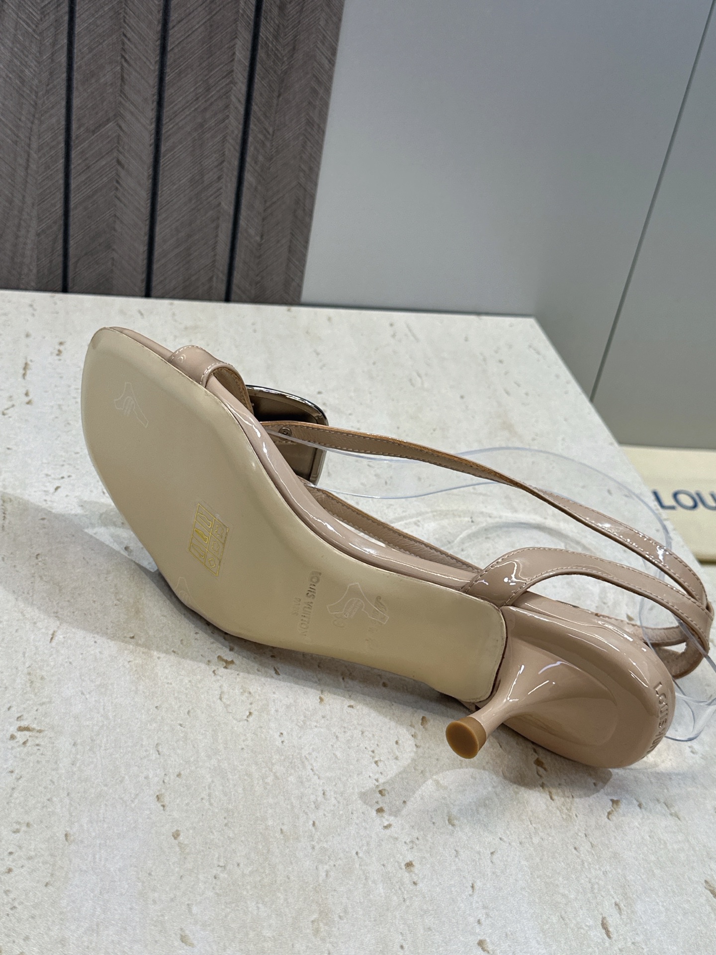顶级版 Louis Vuitton 2026春夏新款果冻色女鞋 LV 字母logo五金扣中跟方头露趾后空凉鞋 材质：鞋面