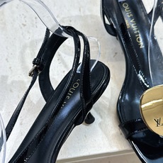 顶级版 Louis Vuitton 2026春夏新款果冻色女鞋 LV 字母logo五金扣中跟方头露趾后空凉鞋 材质:鞋面 顶级版 Louis Vuitton 2026春夏新款果冻色女鞋 LV 字母logo五金扣中跟方头露趾后空凉鞋 材质:鞋面