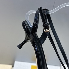 顶级版 Louis Vuitton 2026春夏新款果冻色女鞋 LV 字母logo五金扣中跟方头露趾后空凉鞋 材质:鞋面 顶级版 Louis Vuitton 2026春夏新款果冻色女鞋 LV 字母logo五金扣中跟方头露趾后空凉鞋 材质:鞋面