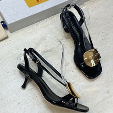 顶级版 Louis Vuitton 2026春夏新款果冻色女鞋 LV 字母logo五金扣中跟方头露趾后空凉鞋 材质:鞋面 顶级版 Louis Vuitton 2026春夏新款果冻色女鞋 LV 字母logo五金扣中跟方头露趾后空凉鞋 材质:鞋面
