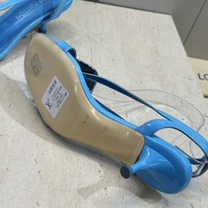 顶级版 Louis Vuitton 2026春夏新款果冻色女鞋 LV 字母logo五金扣中跟方头露趾后空凉鞋 材质:鞋面 顶级版 Louis Vuitton 2026春夏新款果冻色女鞋 LV 字母logo五金扣中跟方头露趾后空凉鞋 材质:鞋面