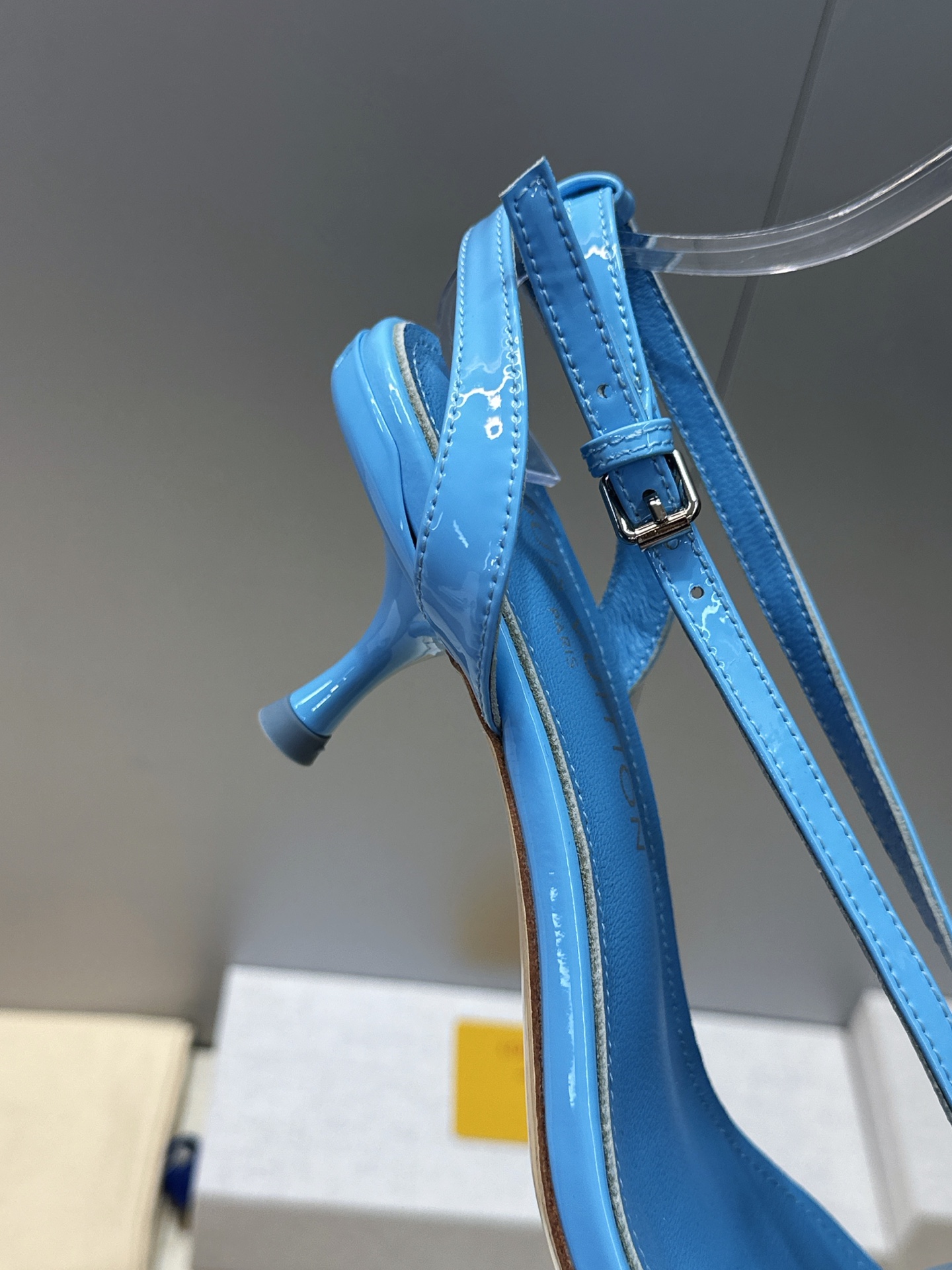 顶级版 Louis Vuitton 2026春夏新款果冻色女鞋 LV 字母logo五金扣中跟方头露趾后空凉鞋 材质:鞋面 顶级版 Louis Vuitton 2026春夏新款果冻色女鞋 LV 字母logo五金扣中跟方头露趾后空凉鞋 材质:鞋面