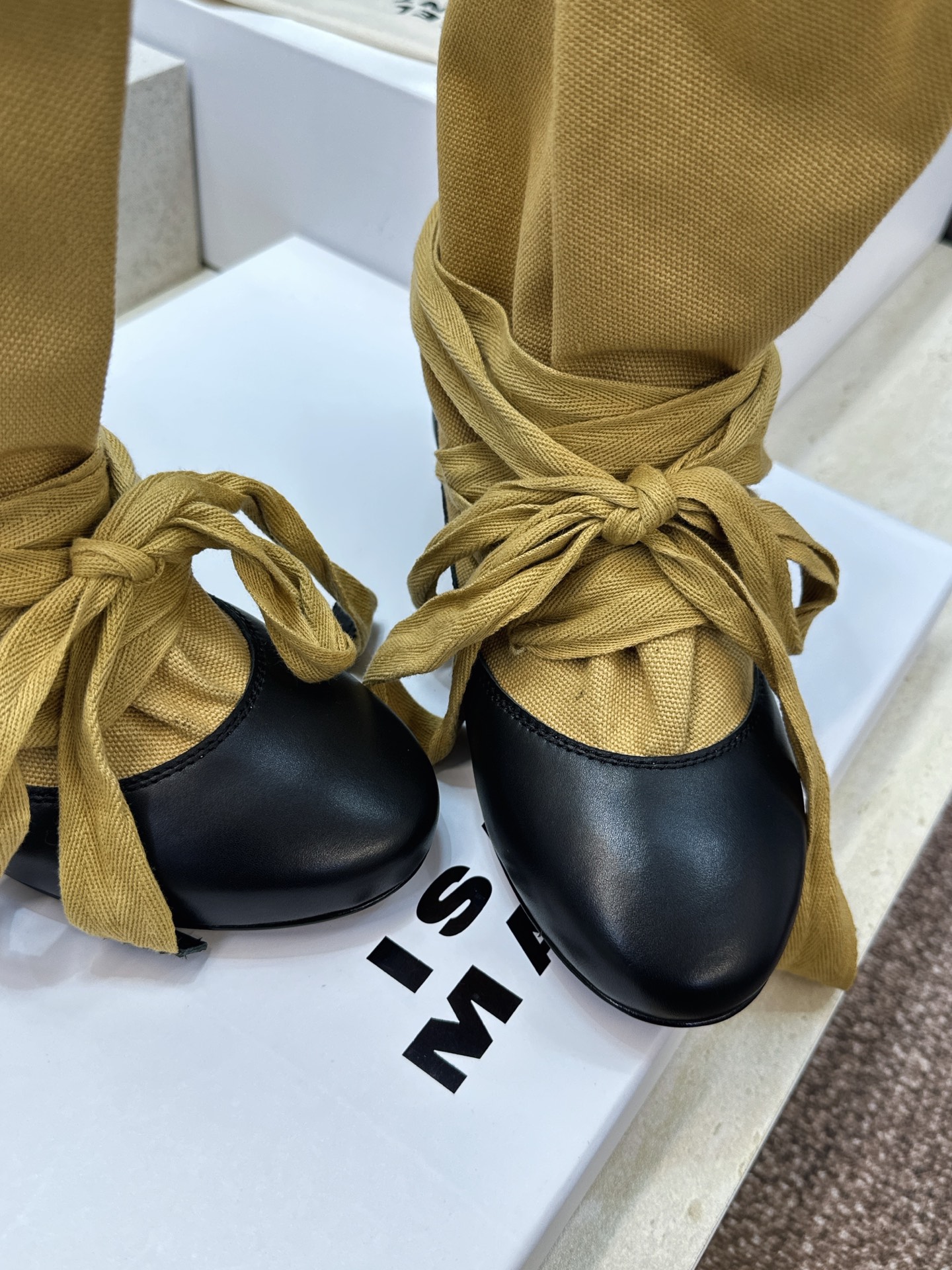 ISABEL MARANT 2026秋冬新款时尚绑带流苏女短靴 伊莎贝尔字母logo平底圆头一脚蹬拼色机车骑士靴 材质: ISABEL MARANT 2026秋冬新款时尚绑带流苏女短靴 伊莎贝尔字母logo平底圆头一脚蹬拼色机车骑士靴 材质: