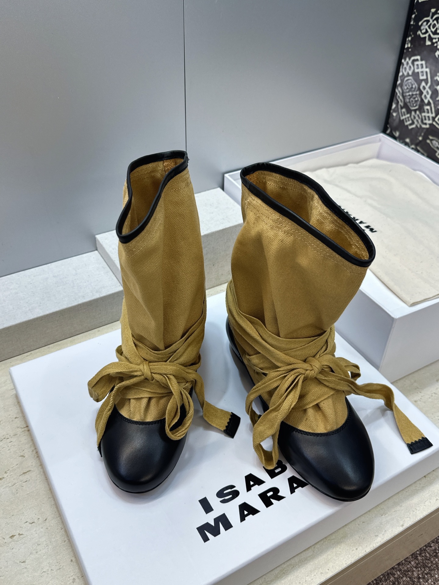 ISABEL MARANT 2026秋冬新款时尚绑带流苏女短靴 伊莎贝尔字母logo平底圆头一脚蹬拼色机车骑士靴 材质: ISABEL MARANT 2026秋冬新款时尚绑带流苏女短靴 伊莎贝尔字母logo平底圆头一脚蹬拼色机车骑士靴 材质: