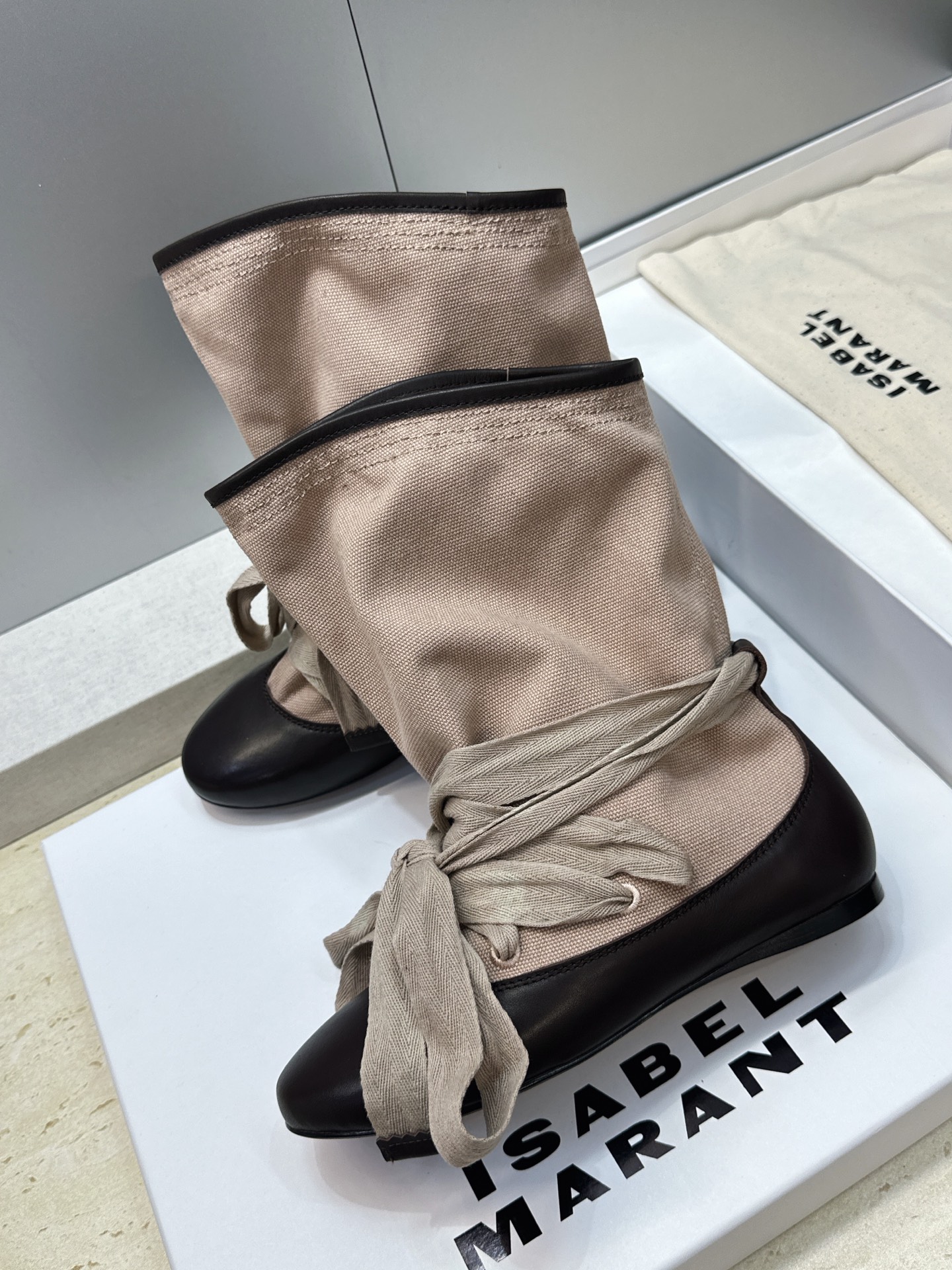 ISABEL MARANT 2026秋冬新款时尚绑带流苏女短靴 伊莎贝尔字母logo平底圆头一脚蹬拼色机车骑士靴 材质: ISABEL MARANT 2026秋冬新款时尚绑带流苏女短靴 伊莎贝尔字母logo平底圆头一脚蹬拼色机车骑士靴 材质: