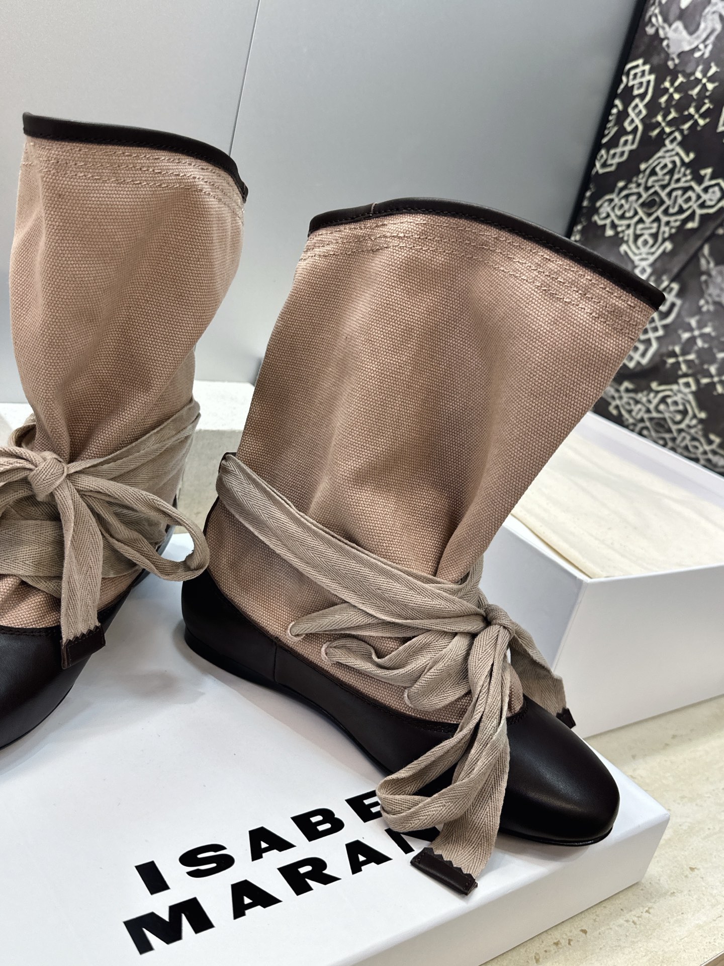 ISABEL MARANT 2026秋冬新款时尚绑带流苏女短靴 伊莎贝尔字母logo平底圆头一脚蹬拼色机车骑士靴 材质: ISABEL MARANT 2026秋冬新款时尚绑带流苏女短靴 伊莎贝尔字母logo平底圆头一脚蹬拼色机车骑士靴 材质: