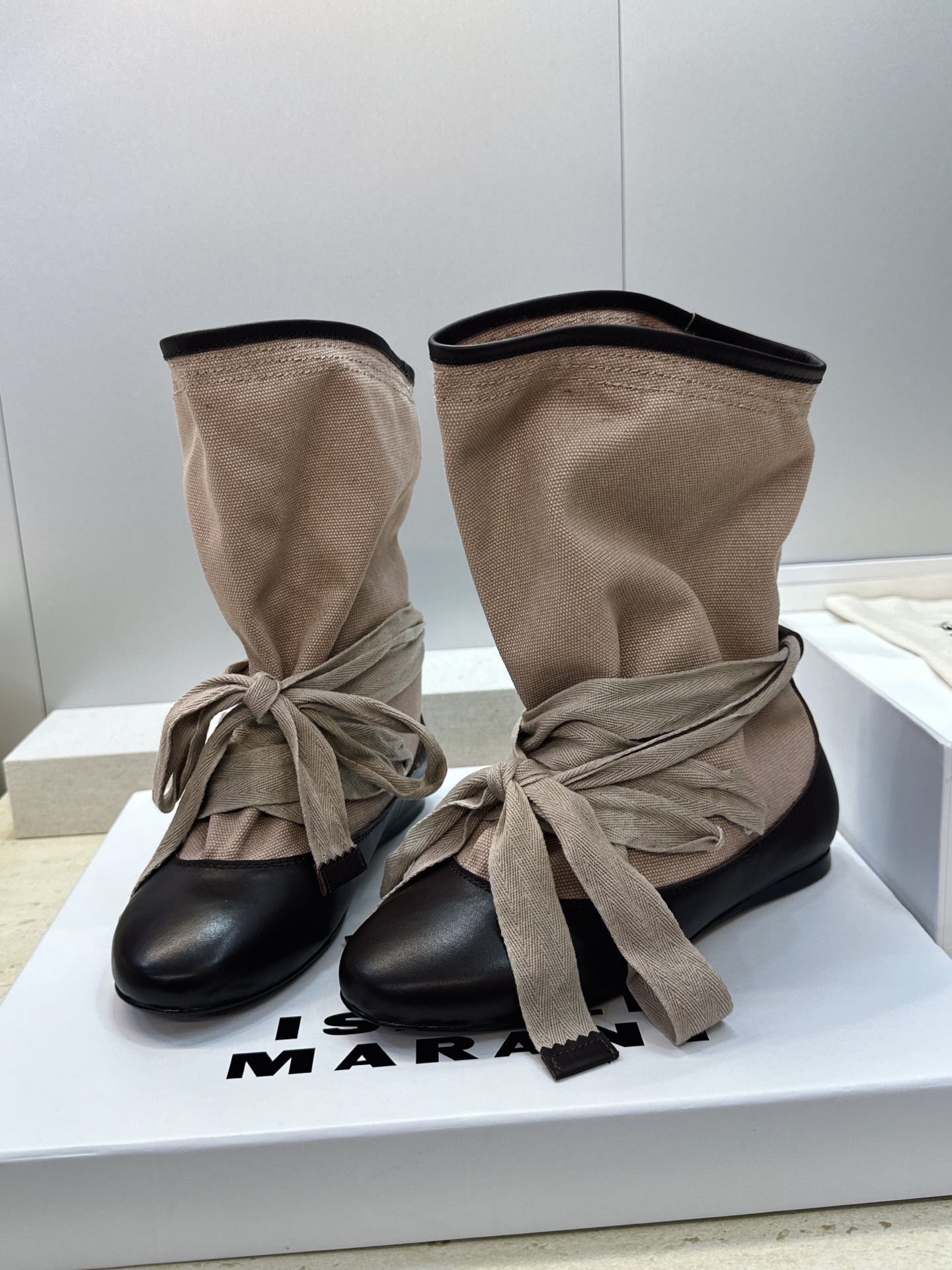 ISABEL MARANT 2026秋冬新款时尚绑带流苏女短靴 伊莎贝尔字母logo平底圆头一脚蹬拼色机车骑士靴 材质: ISABEL MARANT 2026秋冬新款时尚绑带流苏女短靴 伊莎贝尔字母logo平底圆头一脚蹬拼色机车骑士靴 材质:
