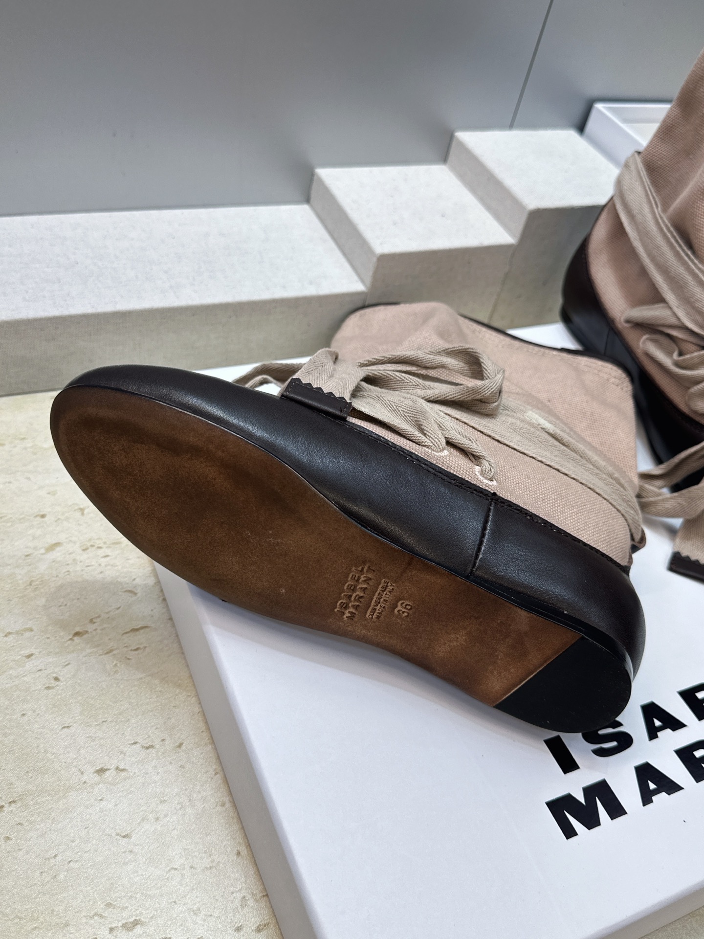 ISABEL MARANT 2026秋冬新款时尚绑带流苏女短靴 伊莎贝尔字母logo平底圆头一脚蹬拼色机车骑士靴 材质: ISABEL MARANT 2026秋冬新款时尚绑带流苏女短靴 伊莎贝尔字母logo平底圆头一脚蹬拼色机车骑士靴 材质: