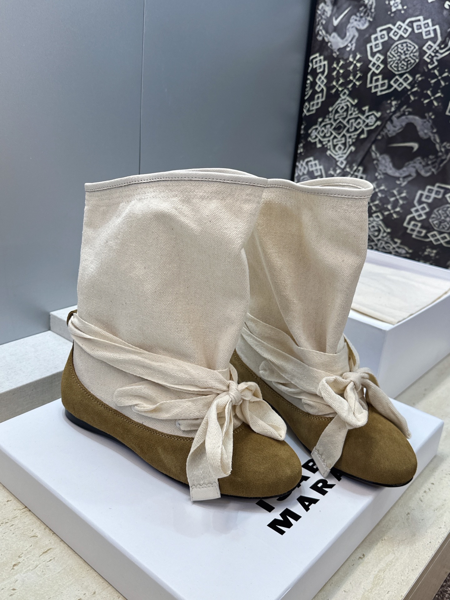 ISABEL MARANT 2026秋冬新款时尚绑带流苏女短靴 伊莎贝尔字母logo平底圆头一脚蹬拼色机车骑士靴 材质: ISABEL MARANT 2026秋冬新款时尚绑带流苏女短靴 伊莎贝尔字母logo平底圆头一脚蹬拼色机车骑士靴 材质: