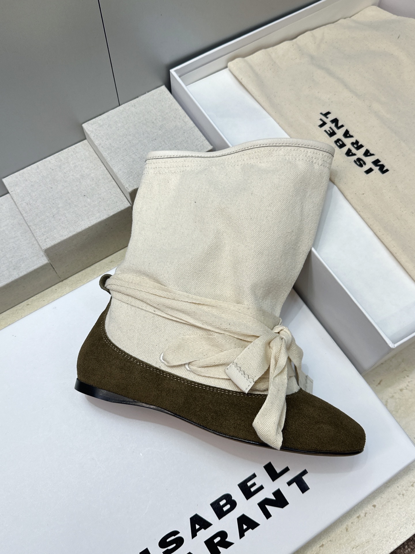 ISABEL MARANT 2026秋冬新款时尚绑带流苏女短靴 伊莎贝尔字母logo平底圆头一脚蹬拼色机车骑士靴 材质: ISABEL MARANT 2026秋冬新款时尚绑带流苏女短靴 伊莎贝尔字母logo平底圆头一脚蹬拼色机车骑士靴 材质: