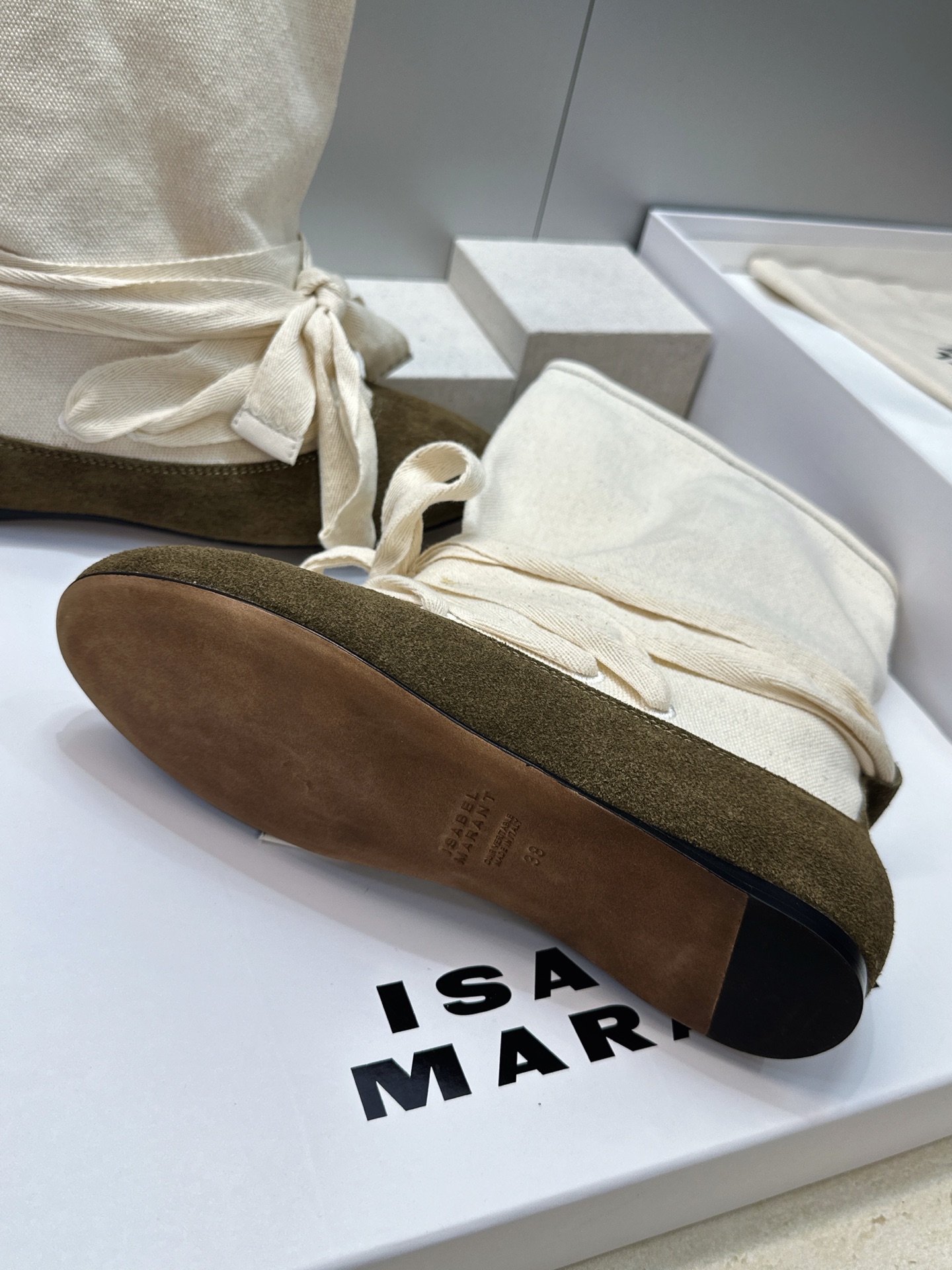 ISABEL MARANT 2026秋冬新款时尚绑带流苏女短靴 伊莎贝尔字母logo平底圆头一脚蹬拼色机车骑士靴 材质: ISABEL MARANT 2026秋冬新款时尚绑带流苏女短靴 伊莎贝尔字母logo平底圆头一脚蹬拼色机车骑士靴 材质: