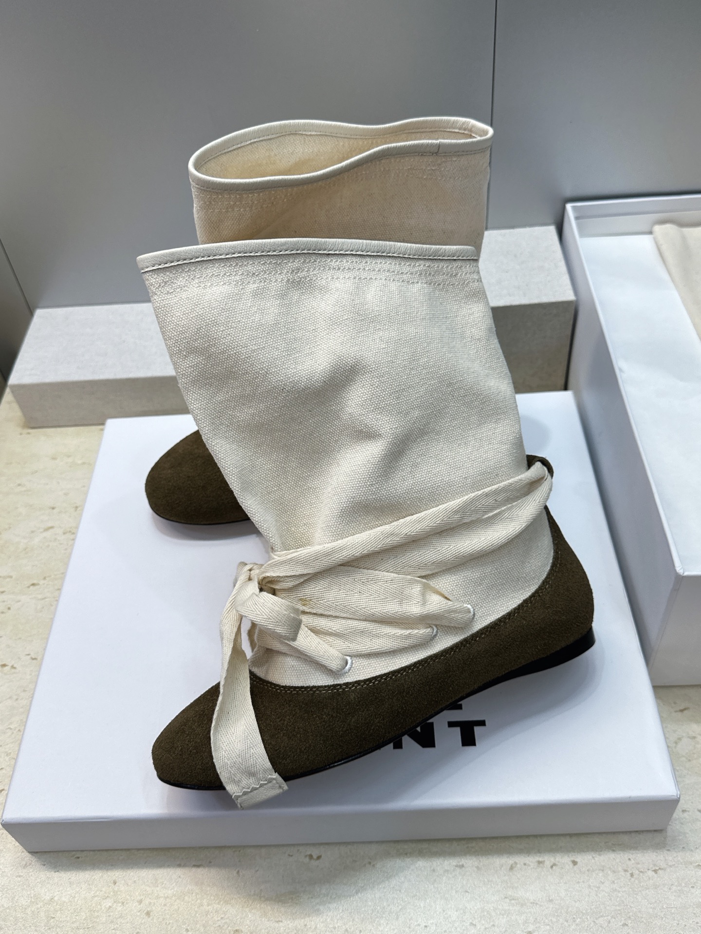 ISABEL MARANT 2026秋冬新款时尚绑带流苏女短靴 伊莎贝尔字母logo平底圆头一脚蹬拼色机车骑士靴 材质: ISABEL MARANT 2026秋冬新款时尚绑带流苏女短靴 伊莎贝尔字母logo平底圆头一脚蹬拼色机车骑士靴 材质: