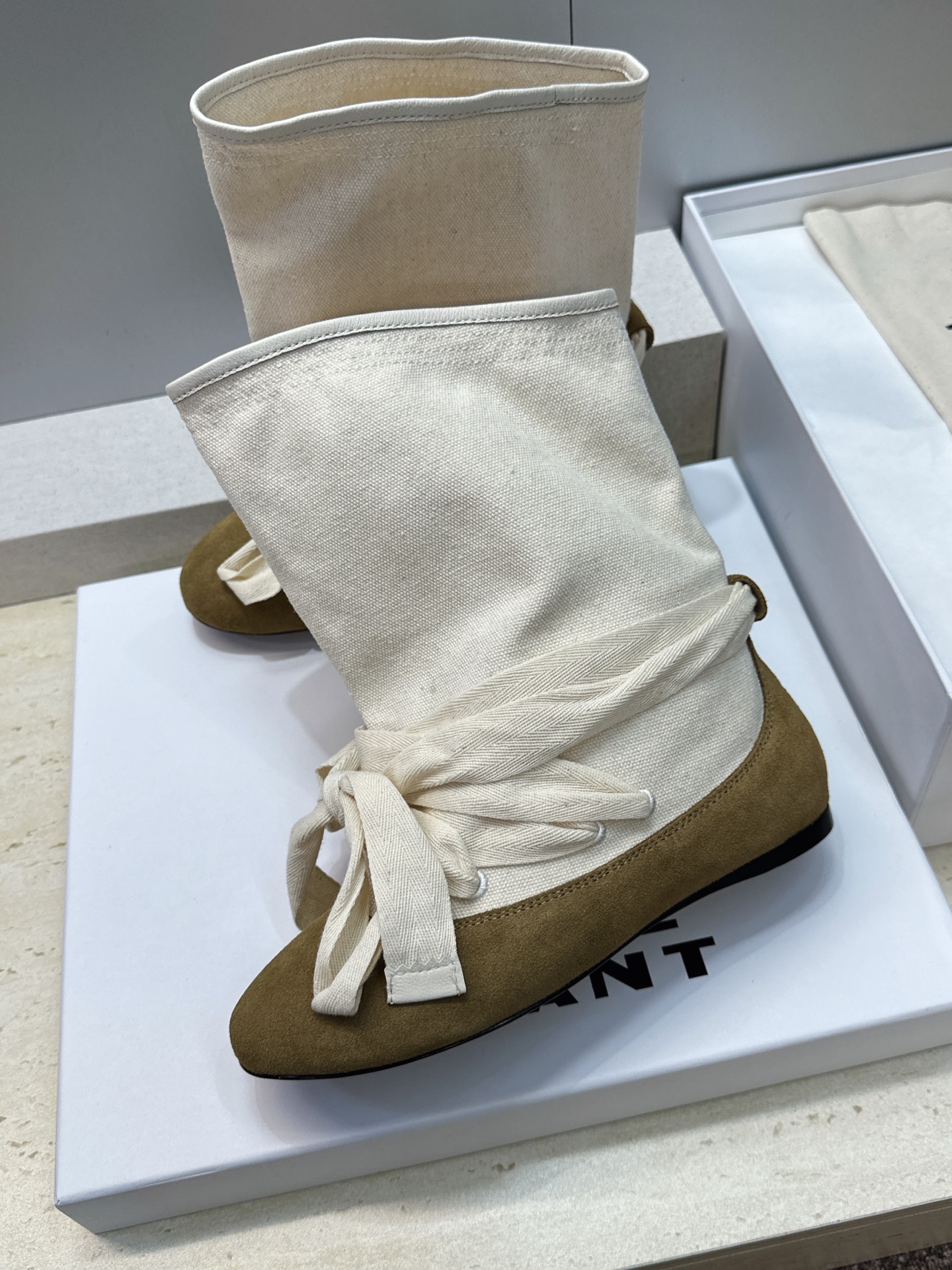 ISABEL MARANT 2026秋冬新款时尚绑带流苏女短靴 伊莎贝尔字母logo平底圆头一脚蹬拼色机车骑士靴 材质: ISABEL MARANT 2026秋冬新款时尚绑带流苏女短靴 伊莎贝尔字母logo平底圆头一脚蹬拼色机车骑士靴 材质: