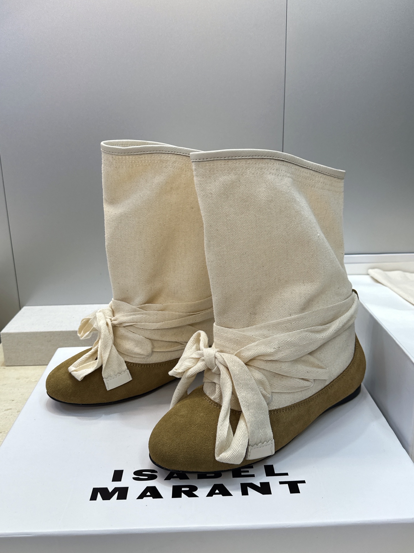 ISABEL MARANT 2026秋冬新款时尚绑带流苏女短靴 伊莎贝尔字母logo平底圆头一脚蹬拼色机车骑士靴 材质: ISABEL MARANT 2026秋冬新款时尚绑带流苏女短靴 伊莎贝尔字母logo平底圆头一脚蹬拼色机车骑士靴 材质: