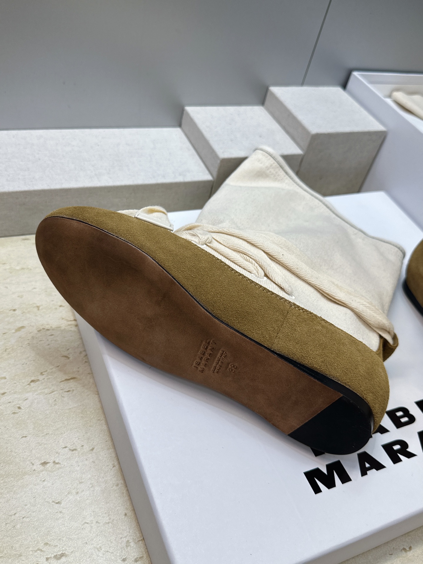 ISABEL MARANT 2026秋冬新款时尚绑带流苏女短靴 伊莎贝尔字母logo平底圆头一脚蹬拼色机车骑士靴 材质: ISABEL MARANT 2026秋冬新款时尚绑带流苏女短靴 伊莎贝尔字母logo平底圆头一脚蹬拼色机车骑士靴 材质: