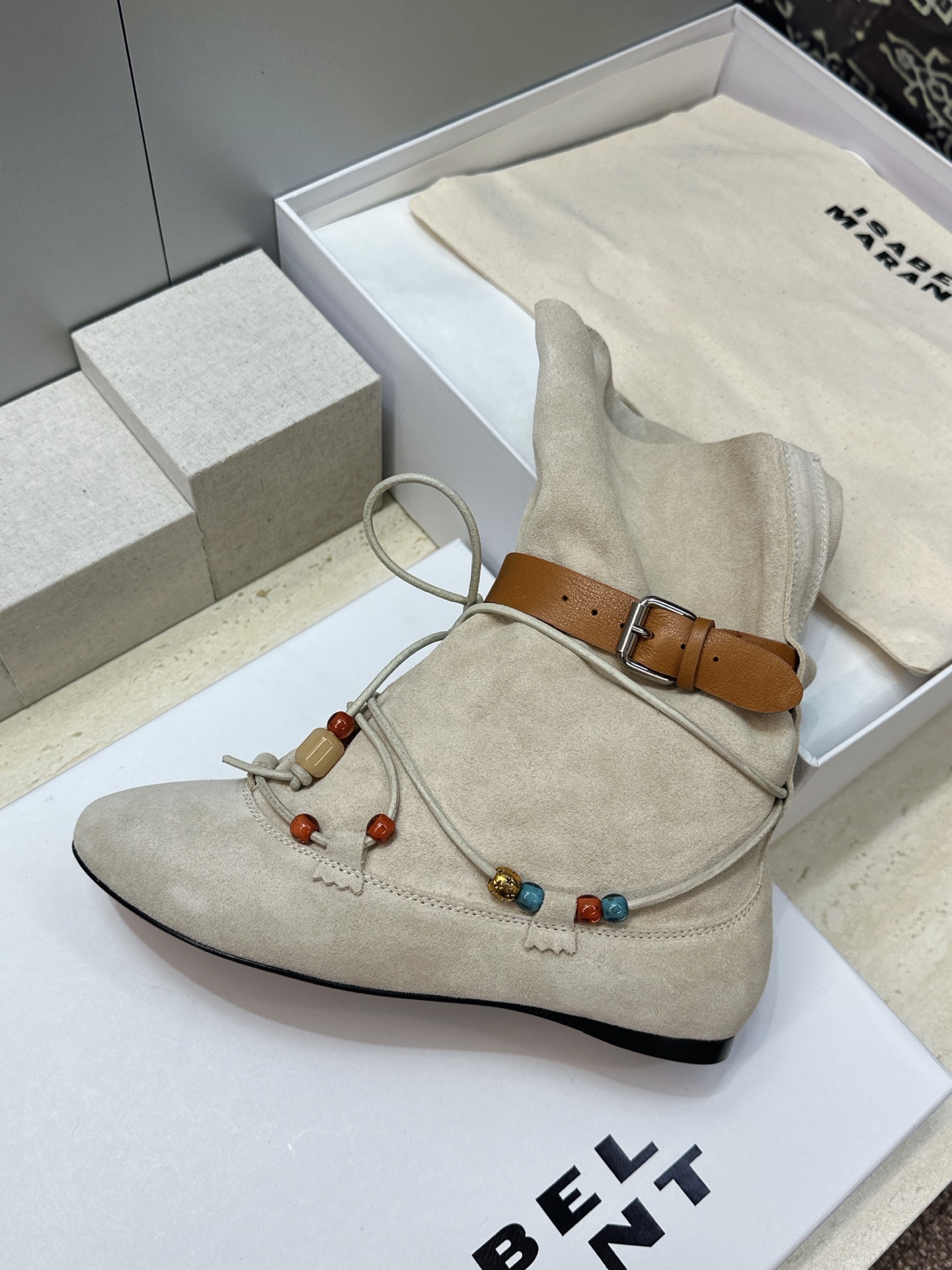 ISABEL MARANT 2026秋冬新款时尚串珠绑带流苏女短靴 伊莎贝尔字母logo五金皮带扣平底圆头一脚蹬拼色机车 ISABEL MARANT 2026秋冬新款时尚串珠绑带流苏女短靴 伊莎贝尔字母logo五金皮带扣平底圆头一脚蹬拼色机车