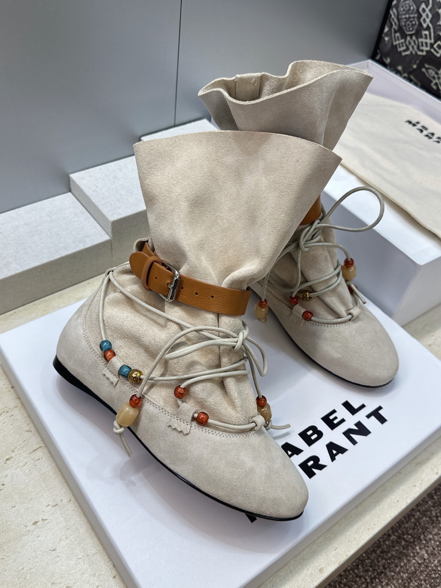 ISABEL MARANT 2026秋冬新款时尚串珠绑带流苏女短靴 伊莎贝尔字母logo五金皮带扣平底圆头一脚蹬拼色机车 ISABEL MARANT 2026秋冬新款时尚串珠绑带流苏女短靴 伊莎贝尔字母logo五金皮带扣平底圆头一脚蹬拼色机车