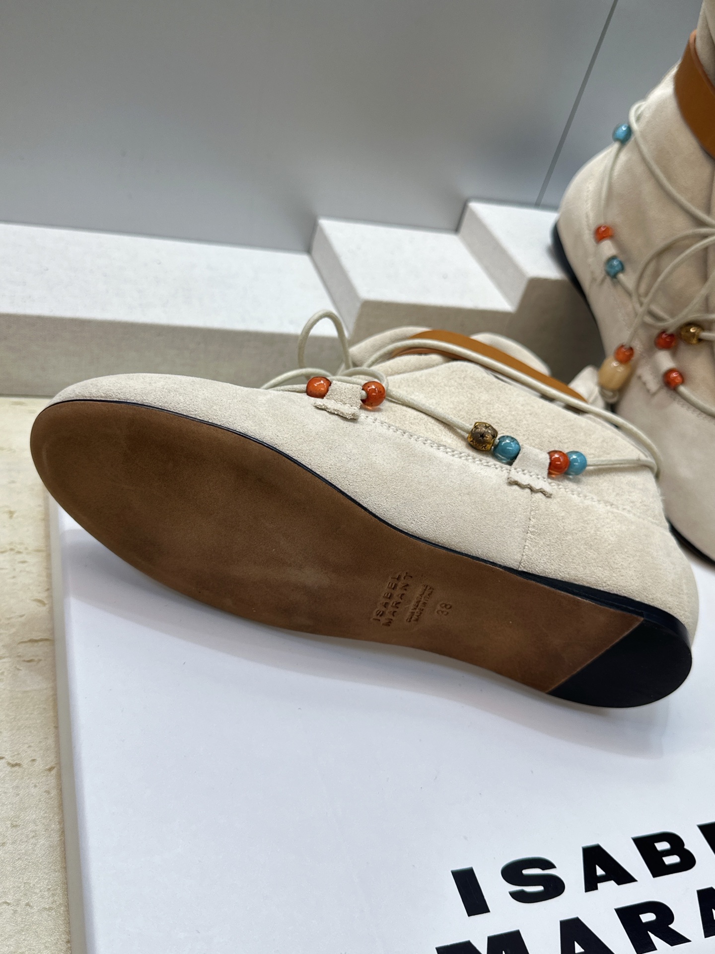 ISABEL MARANT 2026秋冬新款时尚串珠绑带流苏女短靴 伊莎贝尔字母logo五金皮带扣平底圆头一脚蹬拼色机车 ISABEL MARANT 2026秋冬新款时尚串珠绑带流苏女短靴 伊莎贝尔字母logo五金皮带扣平底圆头一脚蹬拼色机车
