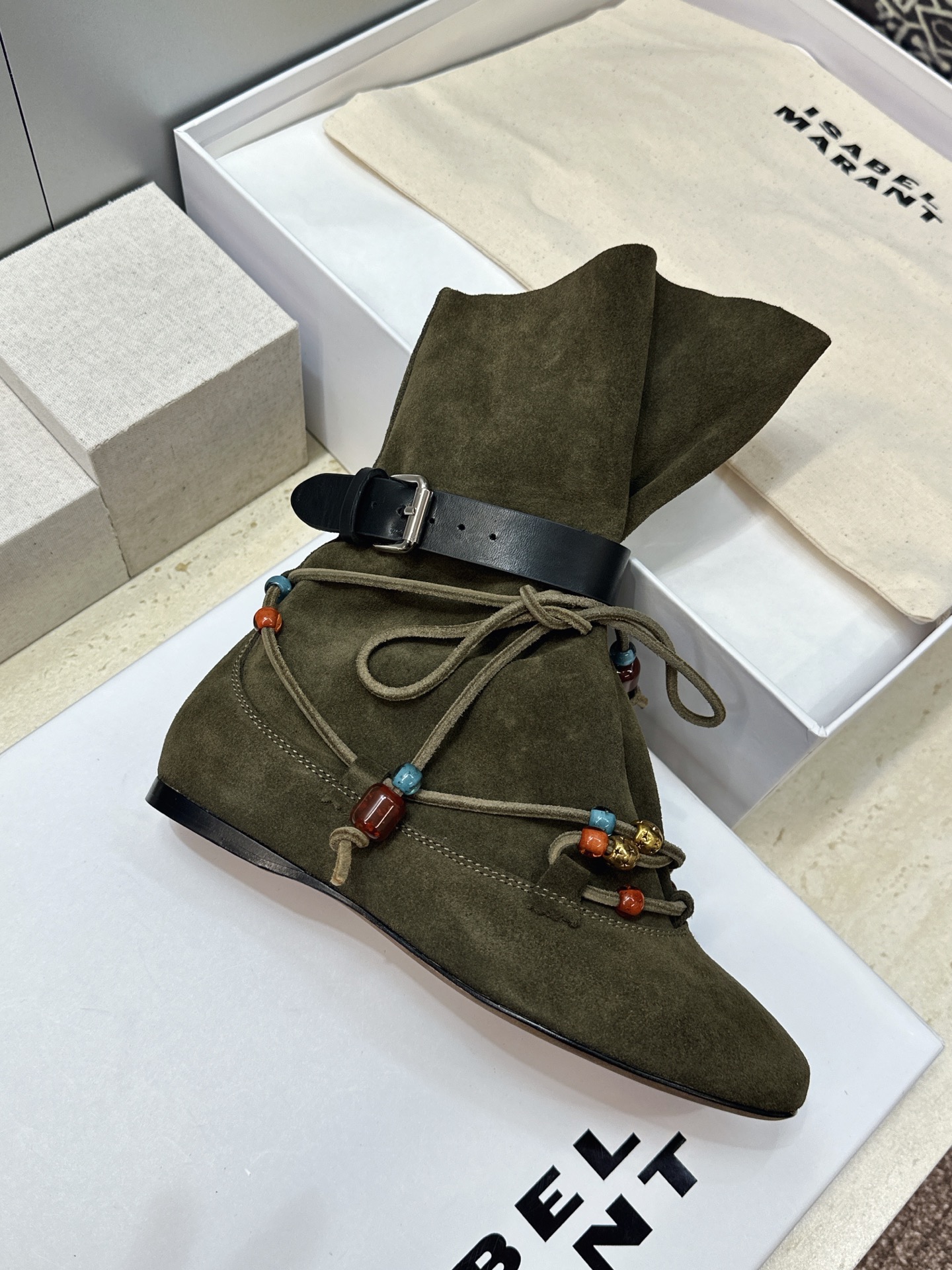 ISABEL MARANT 2026秋冬新款时尚串珠绑带流苏女短靴 伊莎贝尔字母logo五金皮带扣平底圆头一脚蹬拼色机车 ISABEL MARANT 2026秋冬新款时尚串珠绑带流苏女短靴 伊莎贝尔字母logo五金皮带扣平底圆头一脚蹬拼色机车
