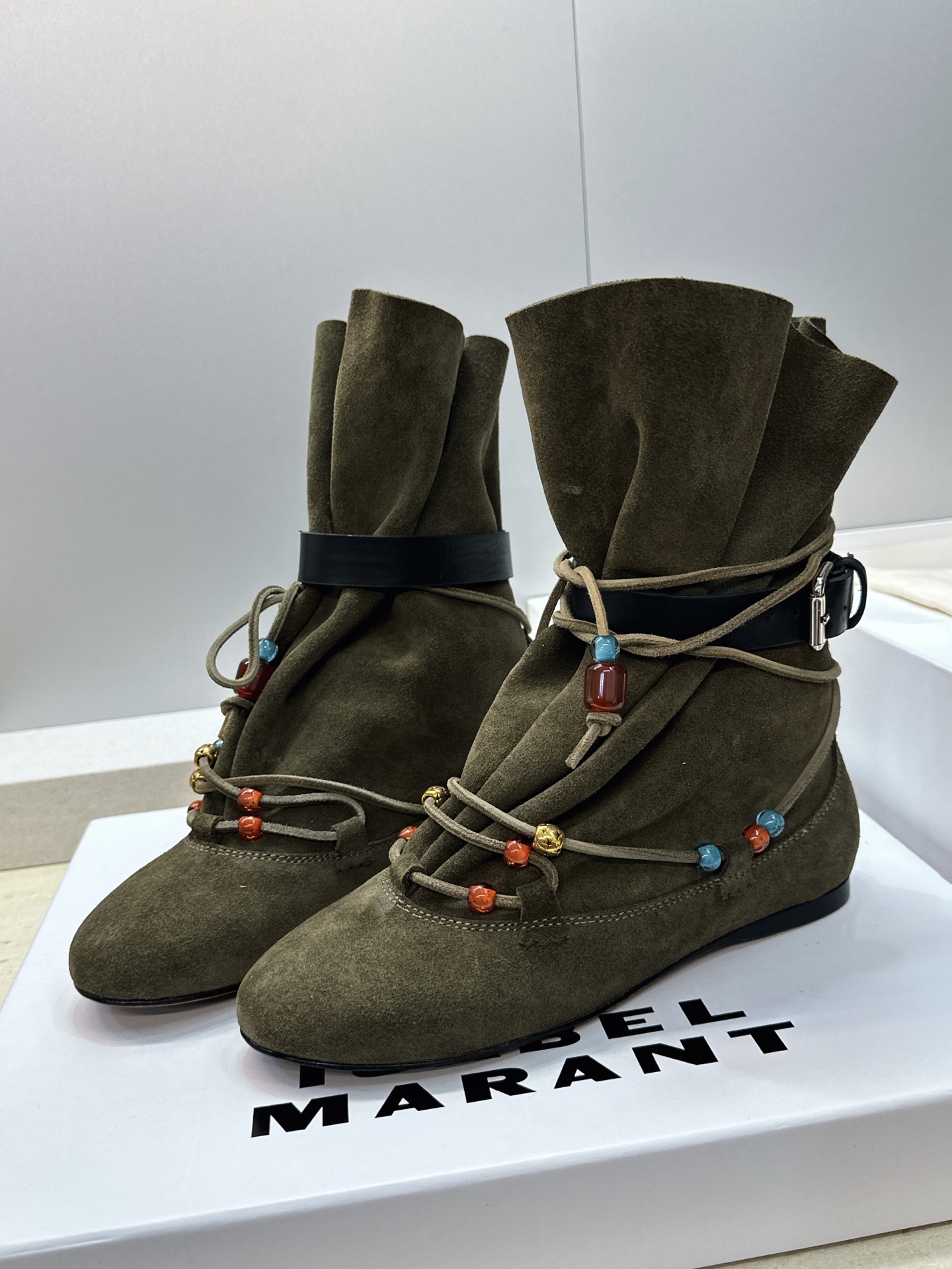 ISABEL MARANT 2026秋冬新款时尚串珠绑带流苏女短靴 伊莎贝尔字母logo五金皮带扣平底圆头一脚蹬拼色机车 ISABEL MARANT 2026秋冬新款时尚串珠绑带流苏女短靴 伊莎贝尔字母logo五金皮带扣平底圆头一脚蹬拼色机车