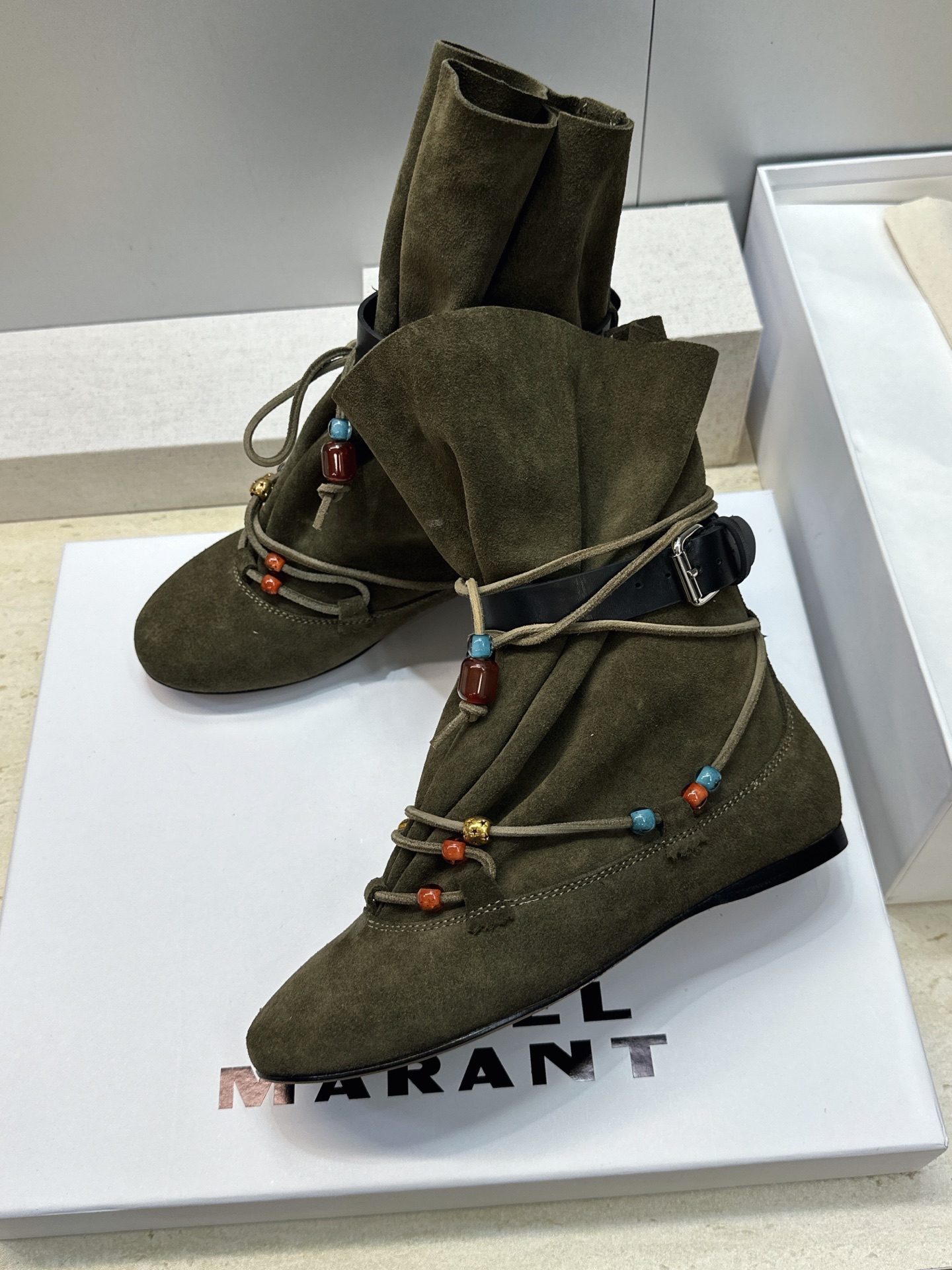 ISABEL MARANT 2026秋冬新款时尚串珠绑带流苏女短靴 伊莎贝尔字母logo五金皮带扣平底圆头一脚蹬拼色机车 ISABEL MARANT 2026秋冬新款时尚串珠绑带流苏女短靴 伊莎贝尔字母logo五金皮带扣平底圆头一脚蹬拼色机车