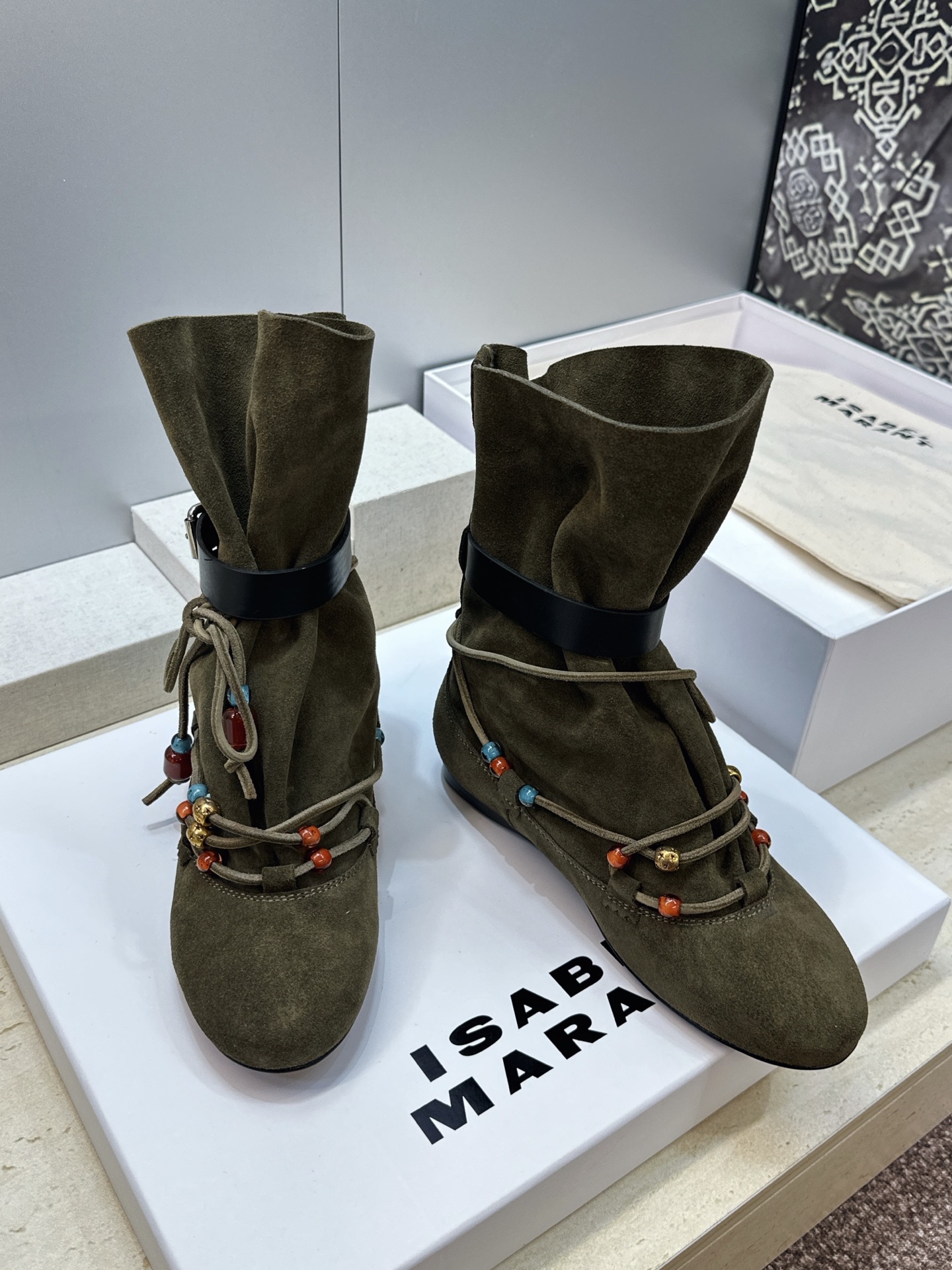 ISABEL MARANT 2026秋冬新款时尚串珠绑带流苏女短靴 伊莎贝尔字母logo五金皮带扣平底圆头一脚蹬拼色机车 ISABEL MARANT 2026秋冬新款时尚串珠绑带流苏女短靴 伊莎贝尔字母logo五金皮带扣平底圆头一脚蹬拼色机车