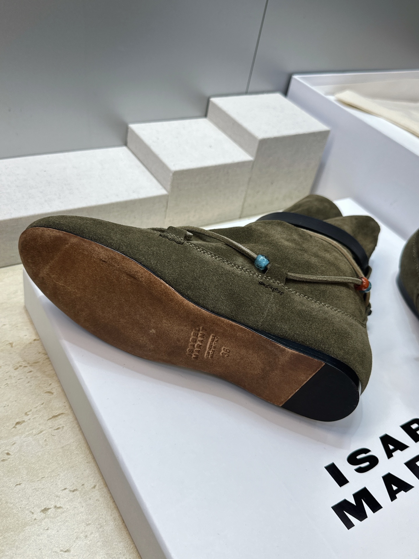 ISABEL MARANT 2026秋冬新款时尚串珠绑带流苏女短靴 伊莎贝尔字母logo五金皮带扣平底圆头一脚蹬拼色机车 ISABEL MARANT 2026秋冬新款时尚串珠绑带流苏女短靴 伊莎贝尔字母logo五金皮带扣平底圆头一脚蹬拼色机车