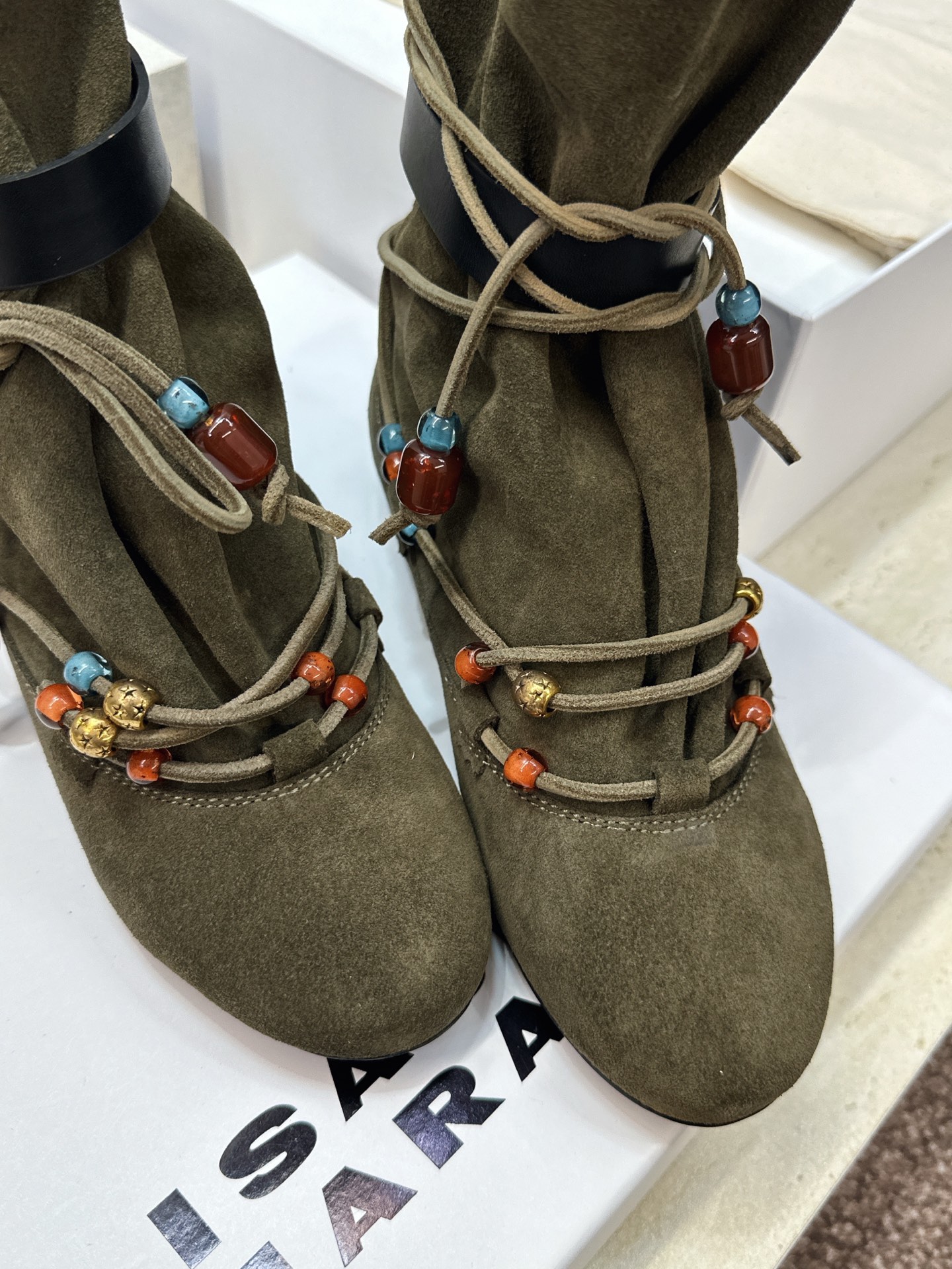 ISABEL MARANT 2026秋冬新款时尚串珠绑带流苏女短靴 伊莎贝尔字母logo五金皮带扣平底圆头一脚蹬拼色机车 ISABEL MARANT 2026秋冬新款时尚串珠绑带流苏女短靴 伊莎贝尔字母logo五金皮带扣平底圆头一脚蹬拼色机车