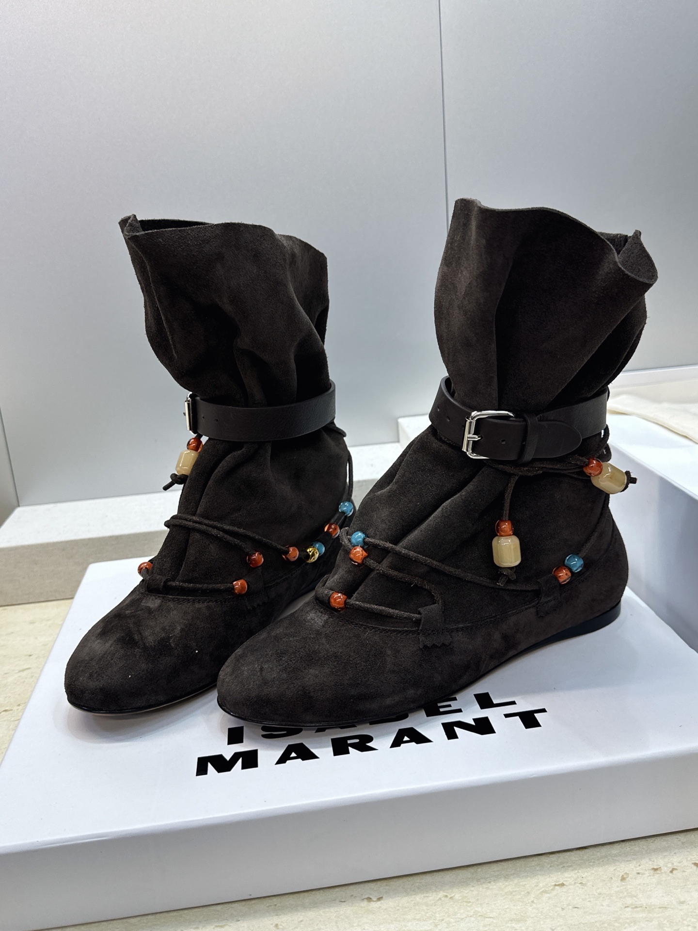 ISABEL MARANT 2026秋冬新款时尚串珠绑带流苏女短靴 伊莎贝尔字母logo五金皮带扣平底圆头一脚蹬拼色机车 ISABEL MARANT 2026秋冬新款时尚串珠绑带流苏女短靴 伊莎贝尔字母logo五金皮带扣平底圆头一脚蹬拼色机车