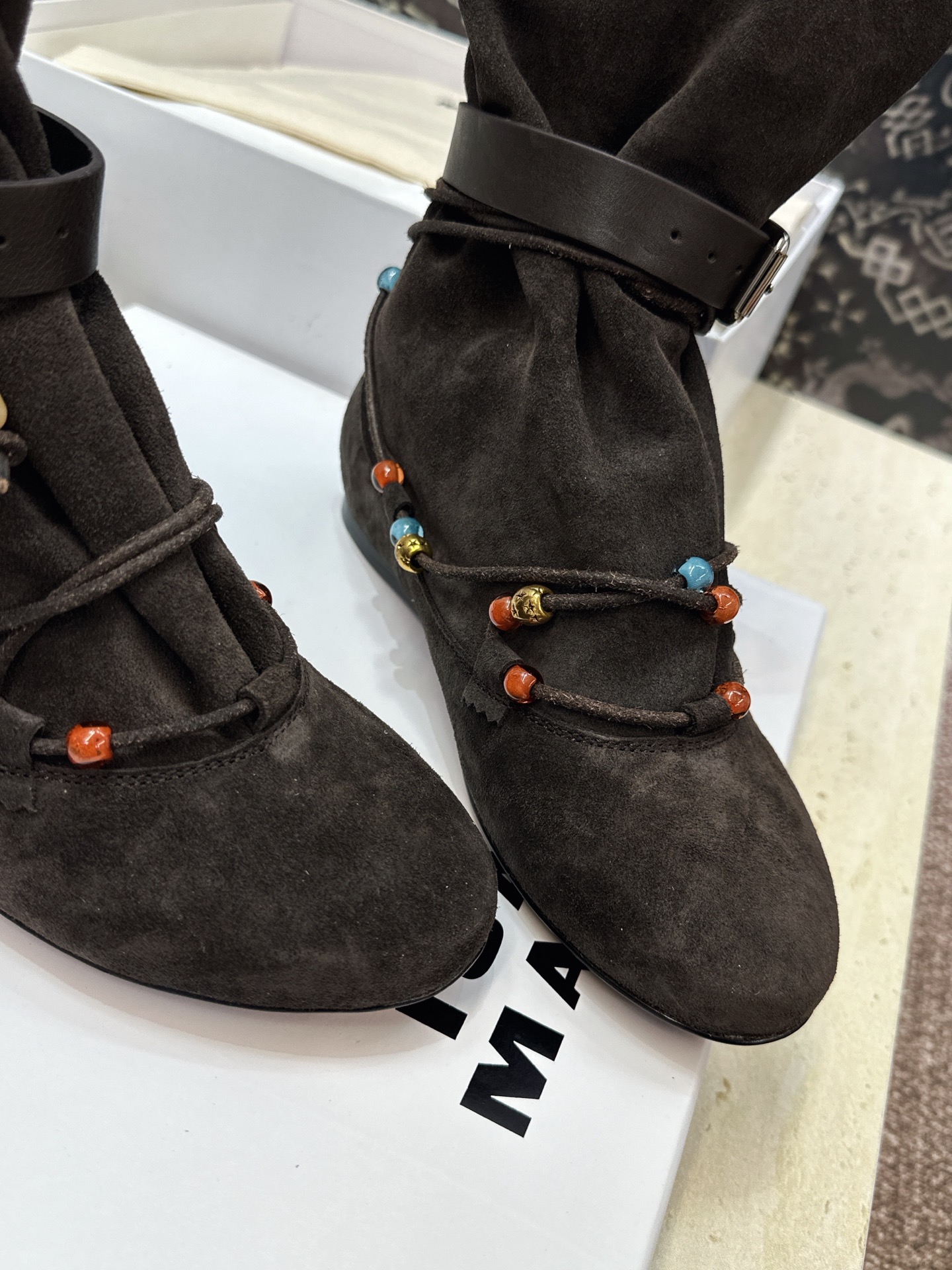ISABEL MARANT 2026秋冬新款时尚串珠绑带流苏女短靴 伊莎贝尔字母logo五金皮带扣平底圆头一脚蹬拼色机车 ISABEL MARANT 2026秋冬新款时尚串珠绑带流苏女短靴 伊莎贝尔字母logo五金皮带扣平底圆头一脚蹬拼色机车