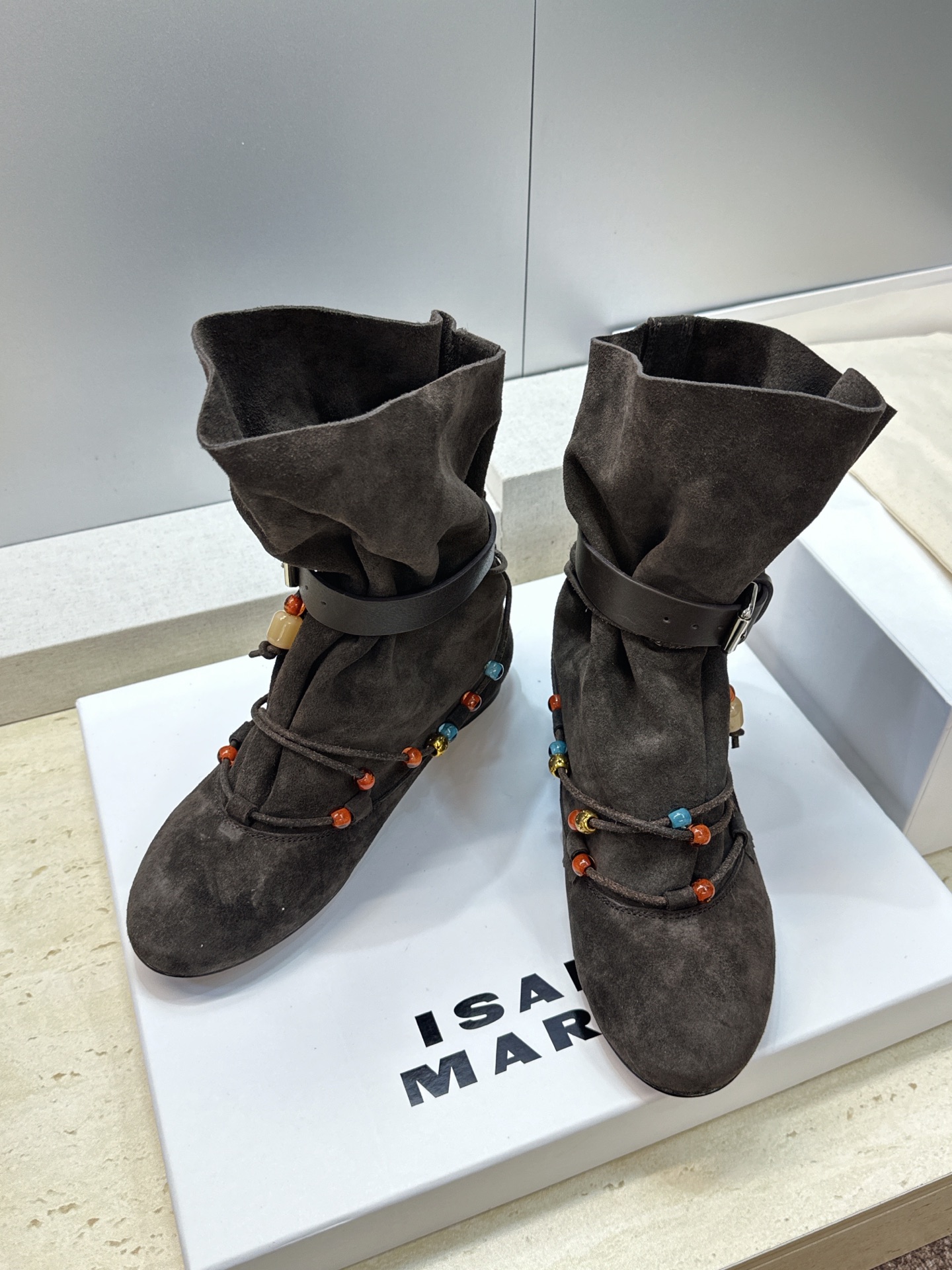 ISABEL MARANT 2026秋冬新款时尚串珠绑带流苏女短靴 伊莎贝尔字母logo五金皮带扣平底圆头一脚蹬拼色机车 ISABEL MARANT 2026秋冬新款时尚串珠绑带流苏女短靴 伊莎贝尔字母logo五金皮带扣平底圆头一脚蹬拼色机车