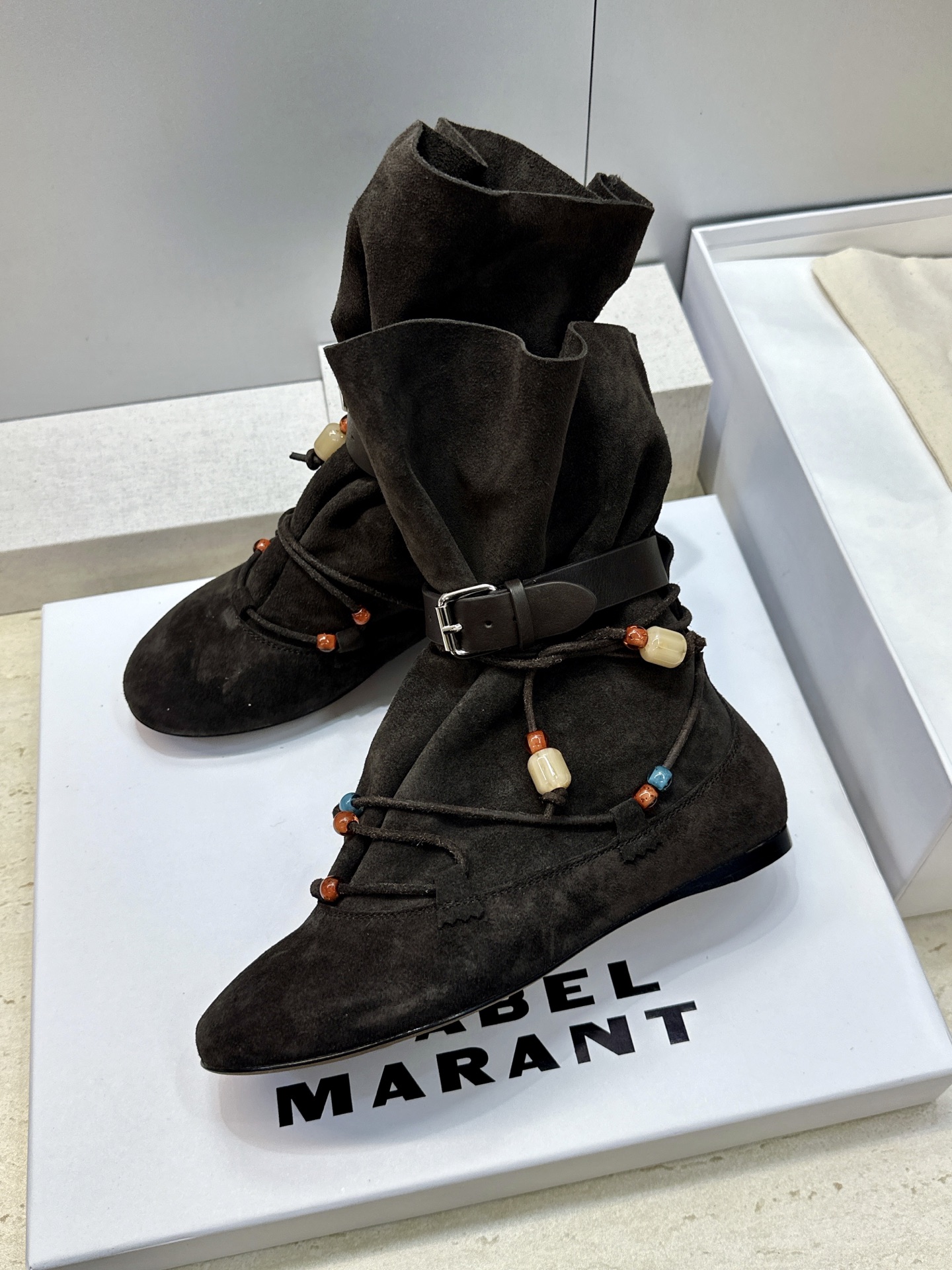 ISABEL MARANT 2026秋冬新款时尚串珠绑带流苏女短靴 伊莎贝尔字母logo五金皮带扣平底圆头一脚蹬拼色机车 ISABEL MARANT 2026秋冬新款时尚串珠绑带流苏女短靴 伊莎贝尔字母logo五金皮带扣平底圆头一脚蹬拼色机车
