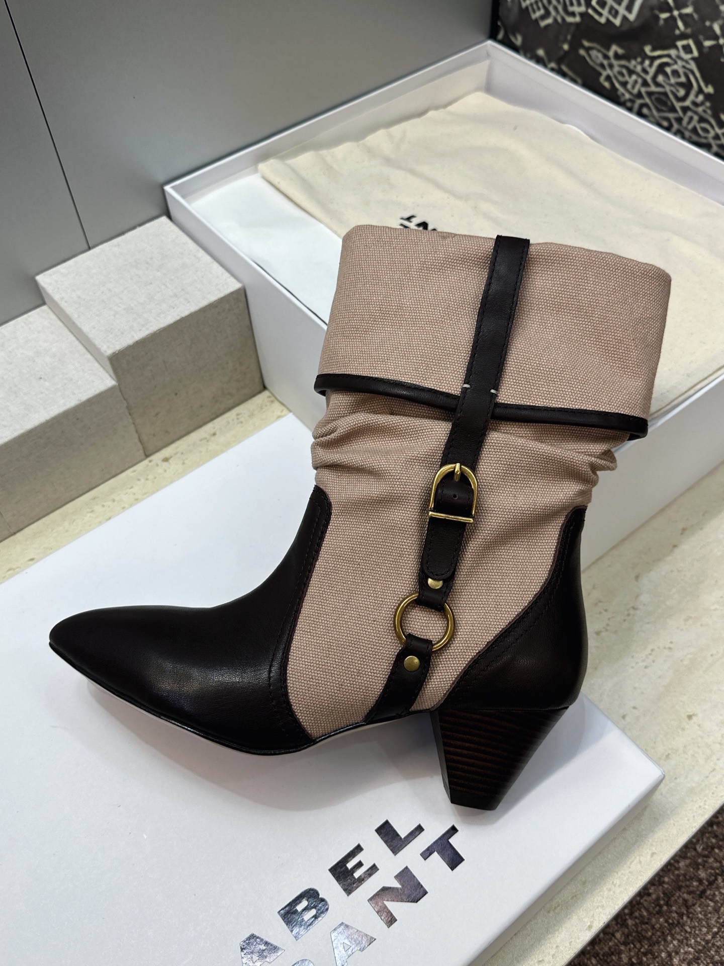 ISABEL MARANT 2026秋冬新款时尚拼色高跟尖头女短靴 伊莎贝尔字母logo五金扣一脚蹬机车马丁靴 材质:鞋