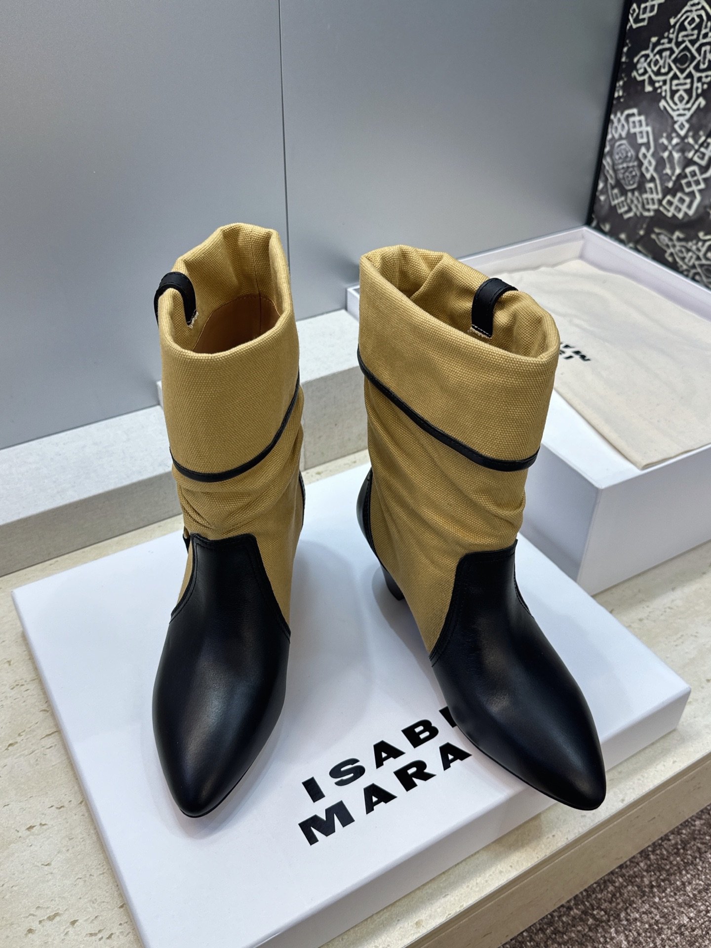 ISABEL MARANT 2026秋冬新款时尚拼色高跟尖头女短靴 伊莎贝尔字母logo五金扣一脚蹬机车马丁靴 材质:鞋 ISABEL MARANT 2026秋冬新款时尚拼色高跟尖头女短靴 伊莎贝尔字母logo五金扣一脚蹬机车马丁靴 材质:鞋