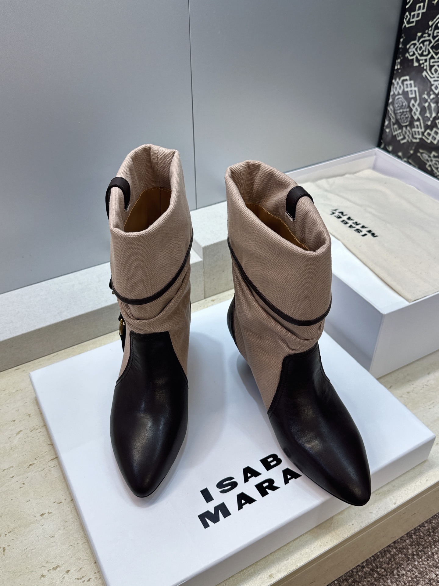 ISABEL MARANT 2026秋冬新款时尚拼色高跟尖头女短靴 伊莎贝尔字母logo五金扣一脚蹬机车马丁靴 材质:鞋